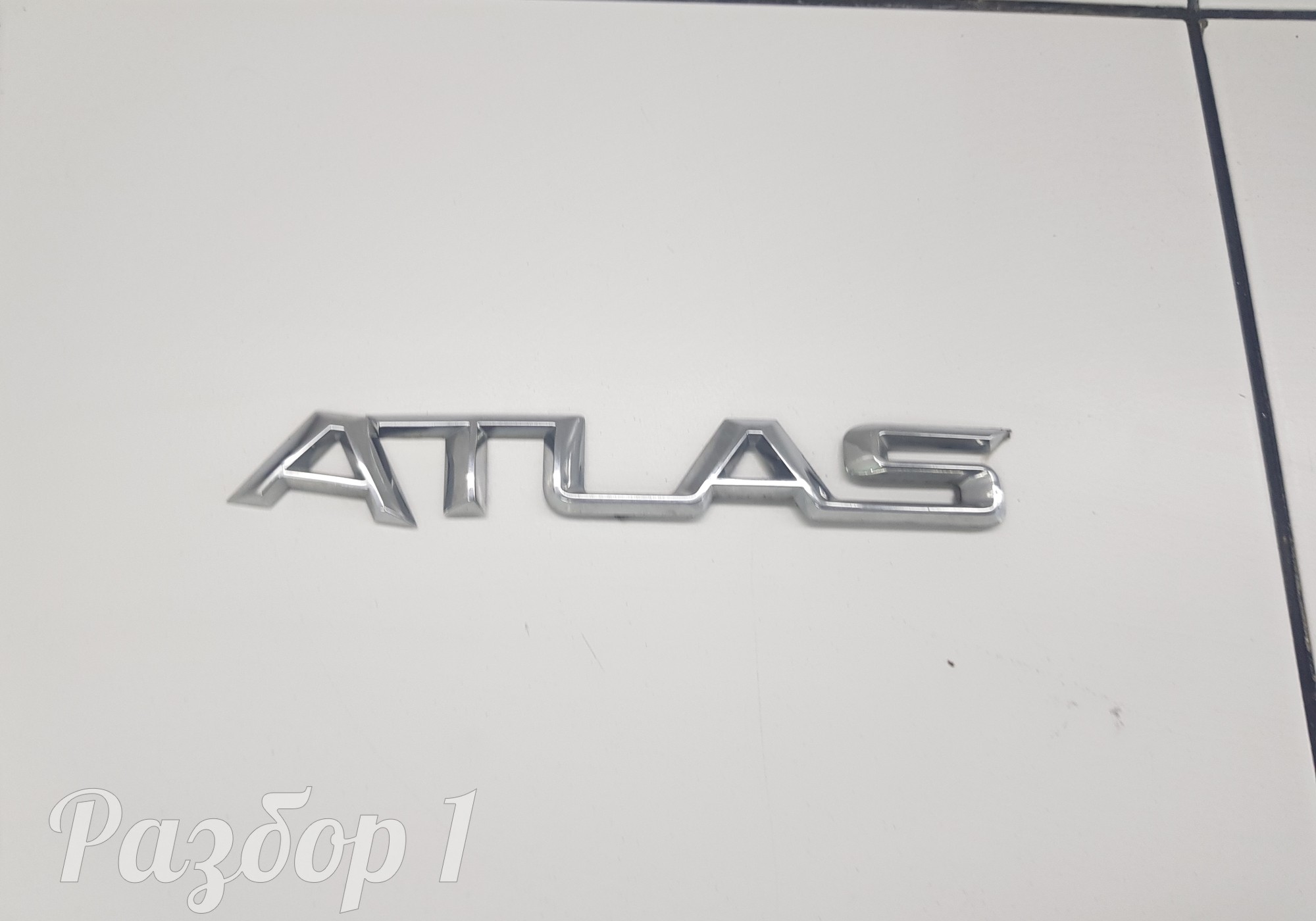 Эмблема A T L A S для Geely Atlas I (с 2016 по 2022)