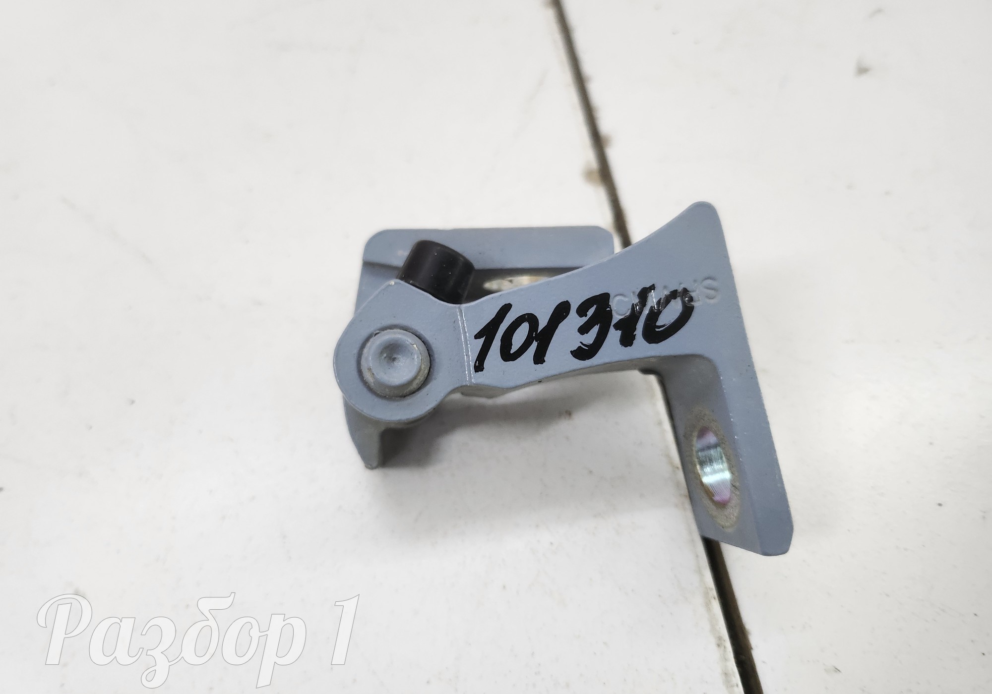 Петля двери передняя левая нижняя для Geely Emgrand (SS11) (с 2021)