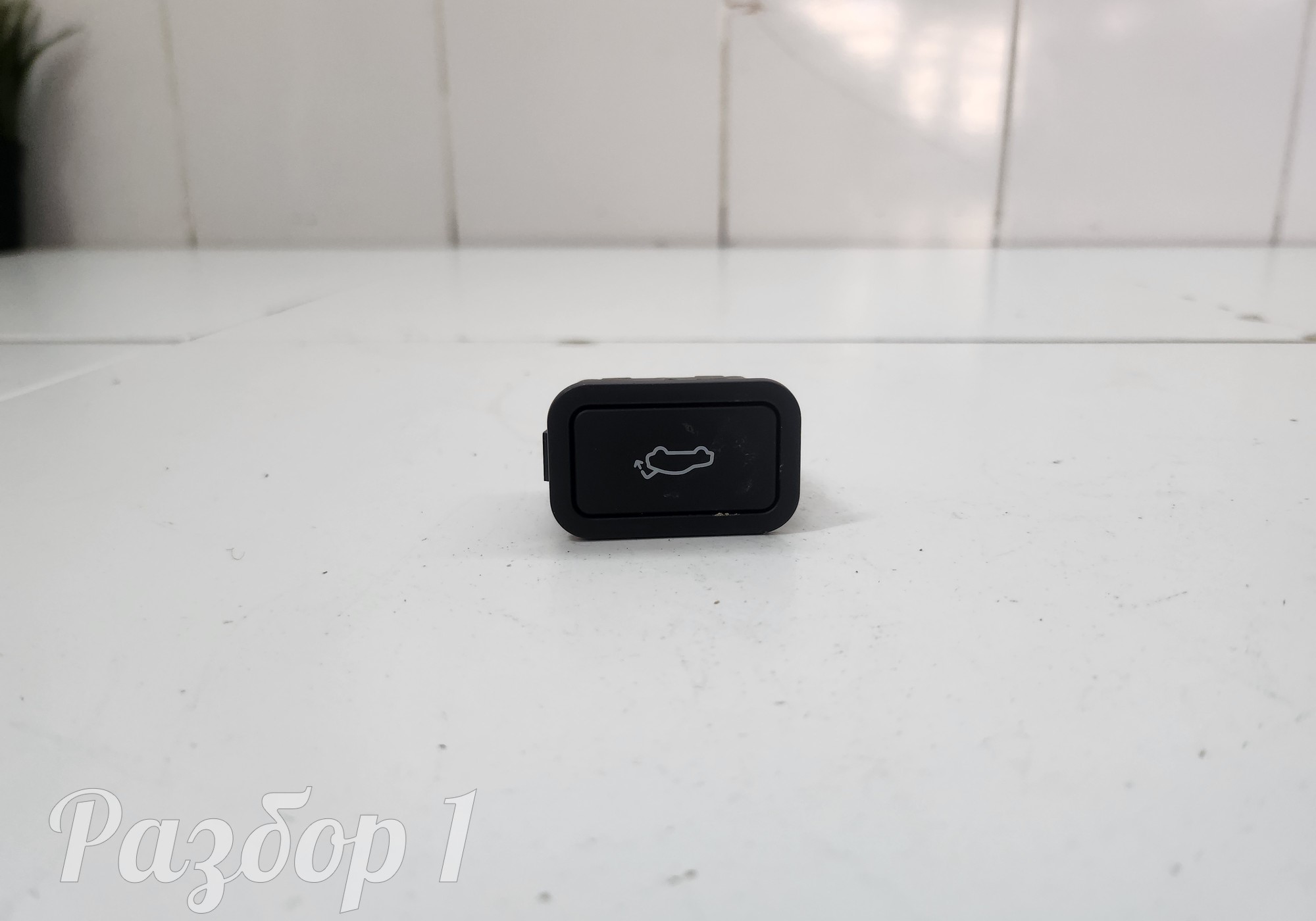 6600001039W17 Кнопка открывания багажника для Geely Atlas Pro (с 2021)