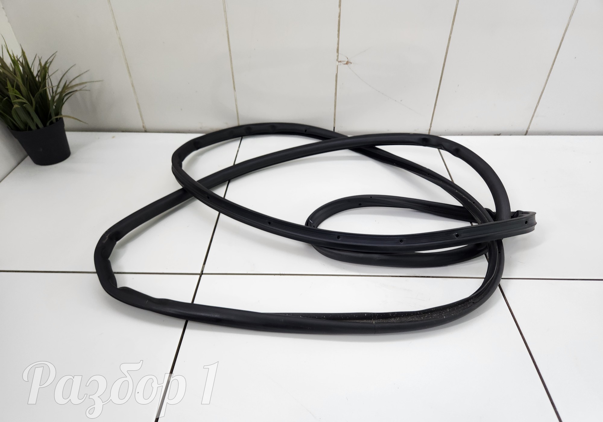 Уплотнитель двери передней левой для Geely Tugella (с 2019)