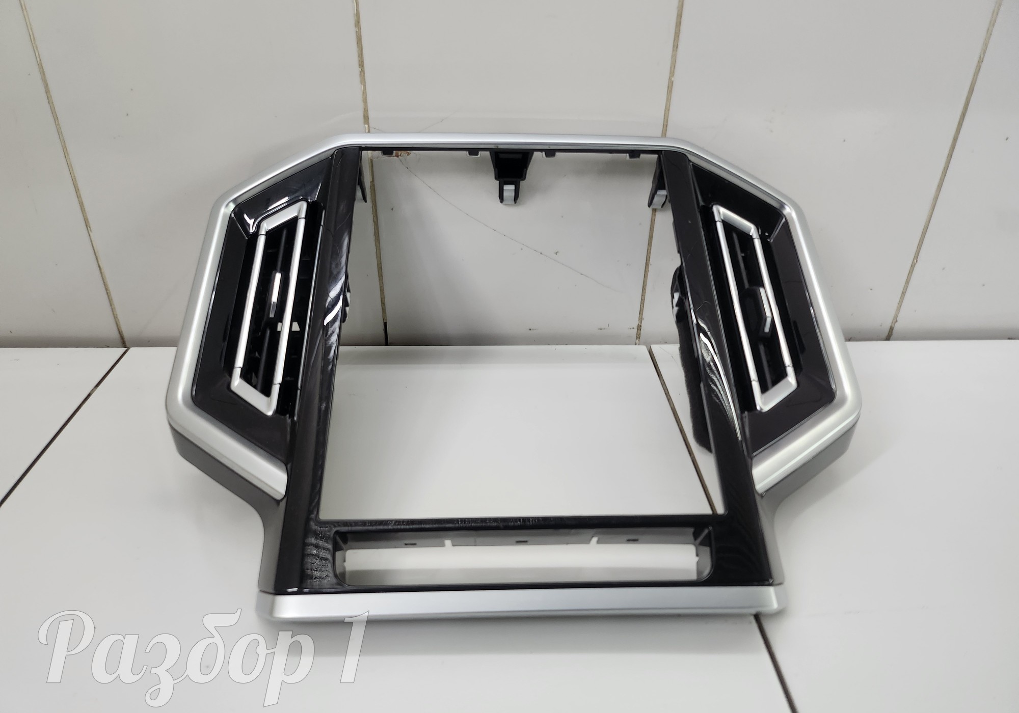 5306500P33Z0 Накладка торпеды дефлектор центральный для Jac T9 (с 2023)