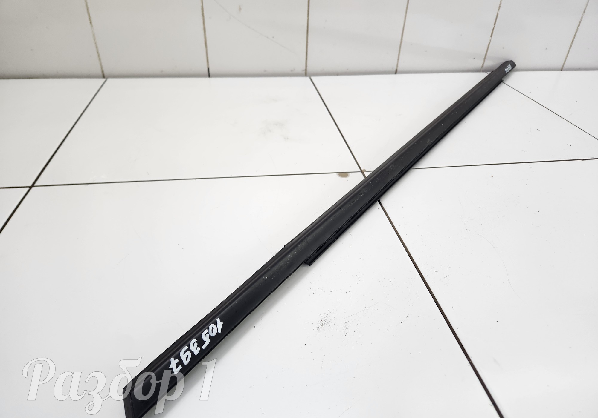 Молдинг стекла задней правой двери для Geely Emgrand II (с 2021)