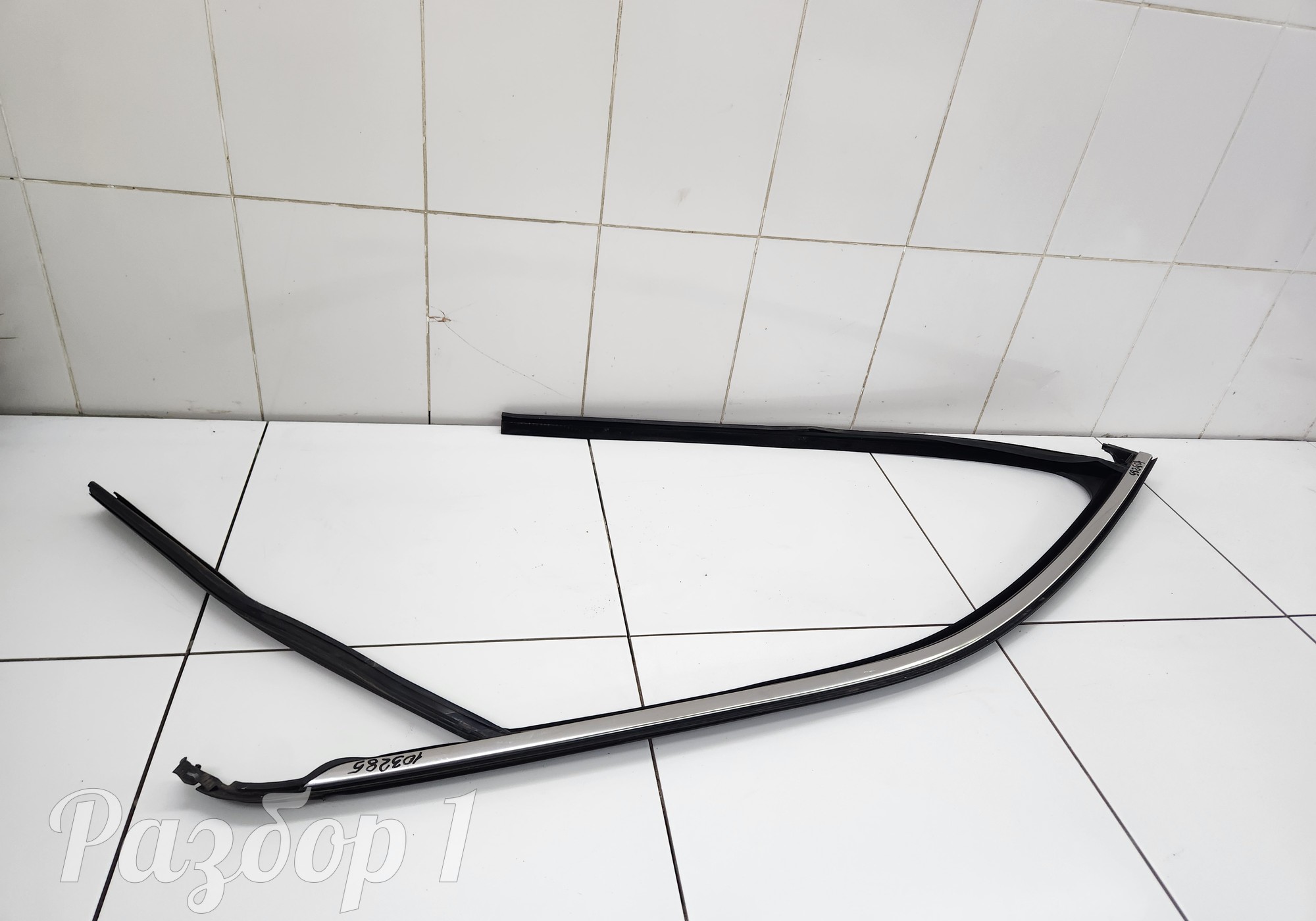 5079581800 Уплотнитель стекла передней правой двери для Geely Tugella (с 2019)