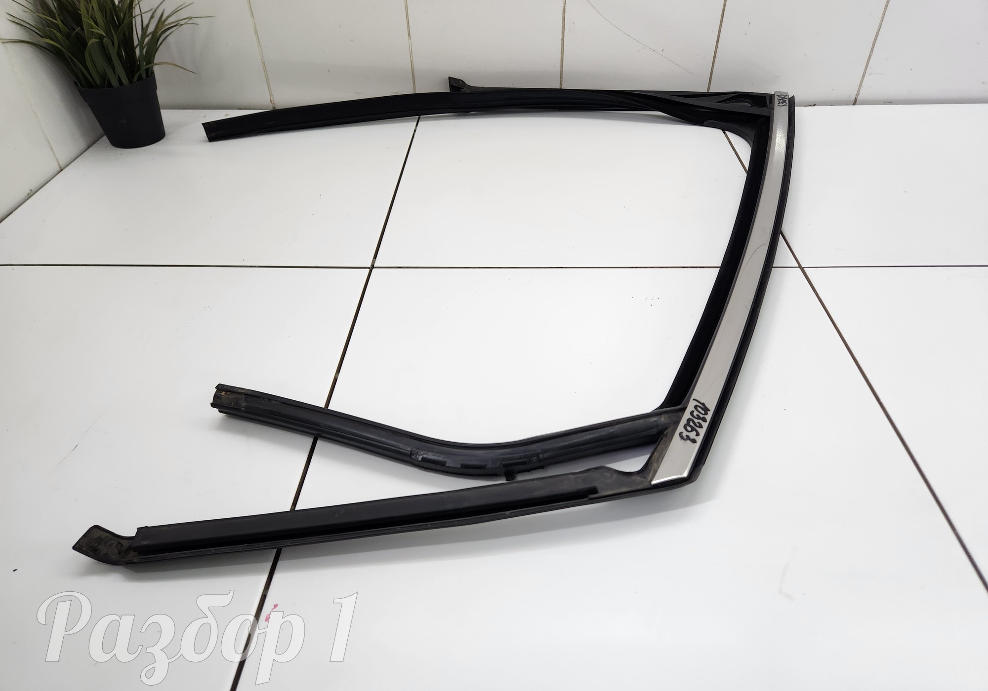 5085585500 Уплотнитель стекла задней левой двери для Geely Tugella (с 2019)