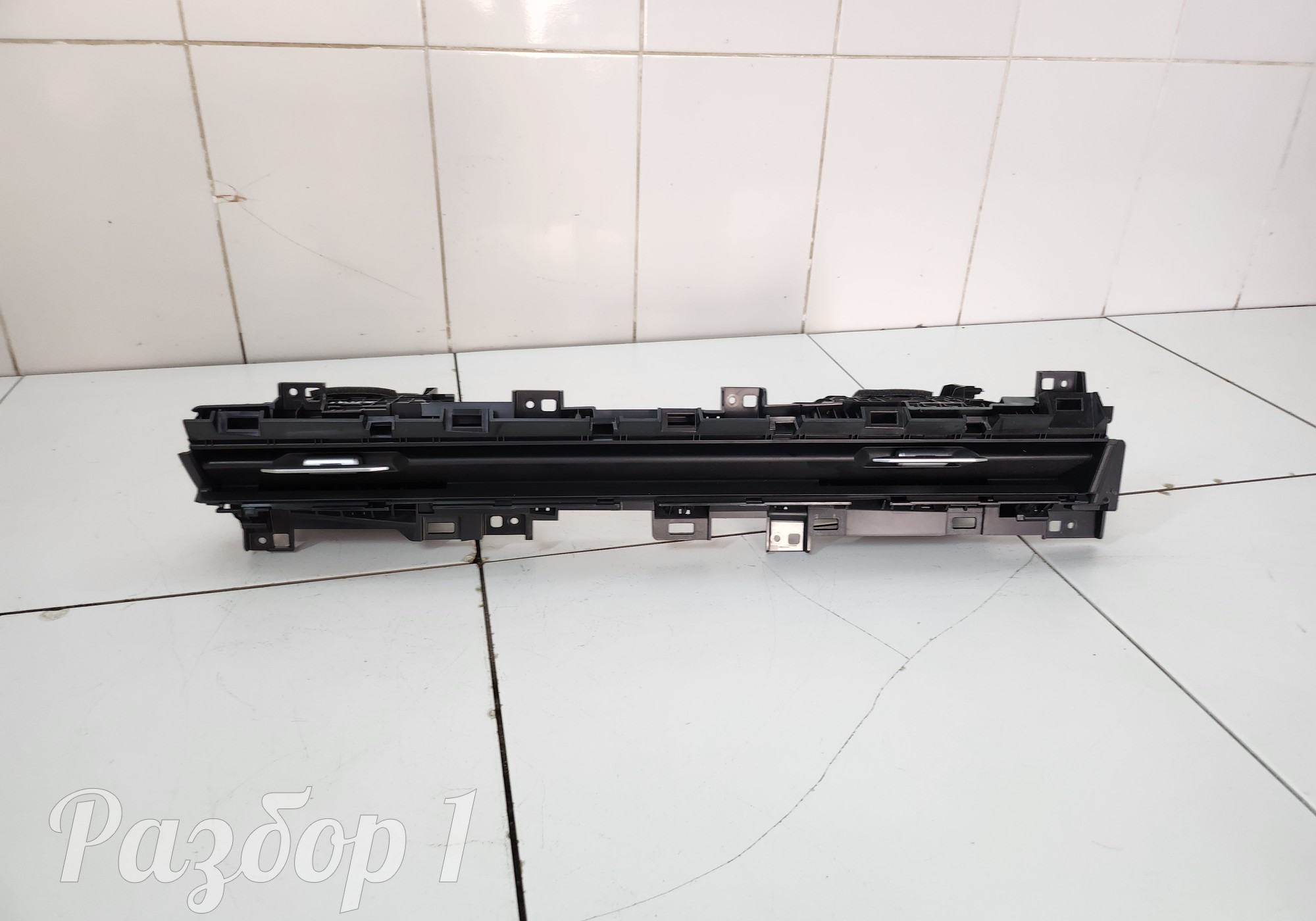 8889670454B01 Дефлектор воздушный центральный для Geely Atlas II (с 2023)