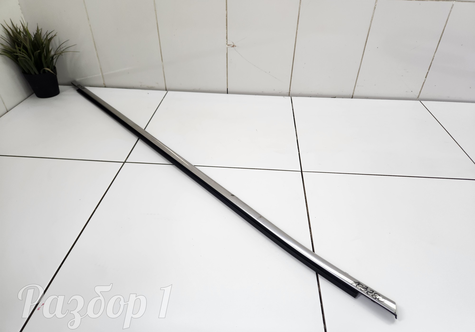 Молдинг стекла передней правой двери для Geely Tugella (с 2019)