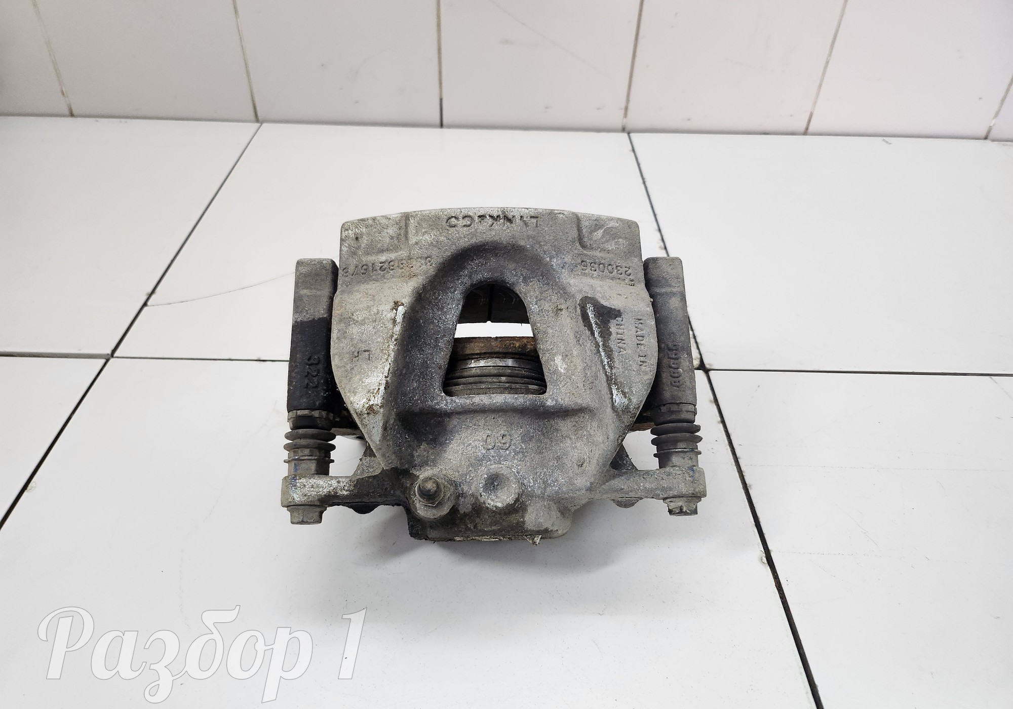 8894238354 Суппорт передний левый для Geely Atlas II (с 2023)