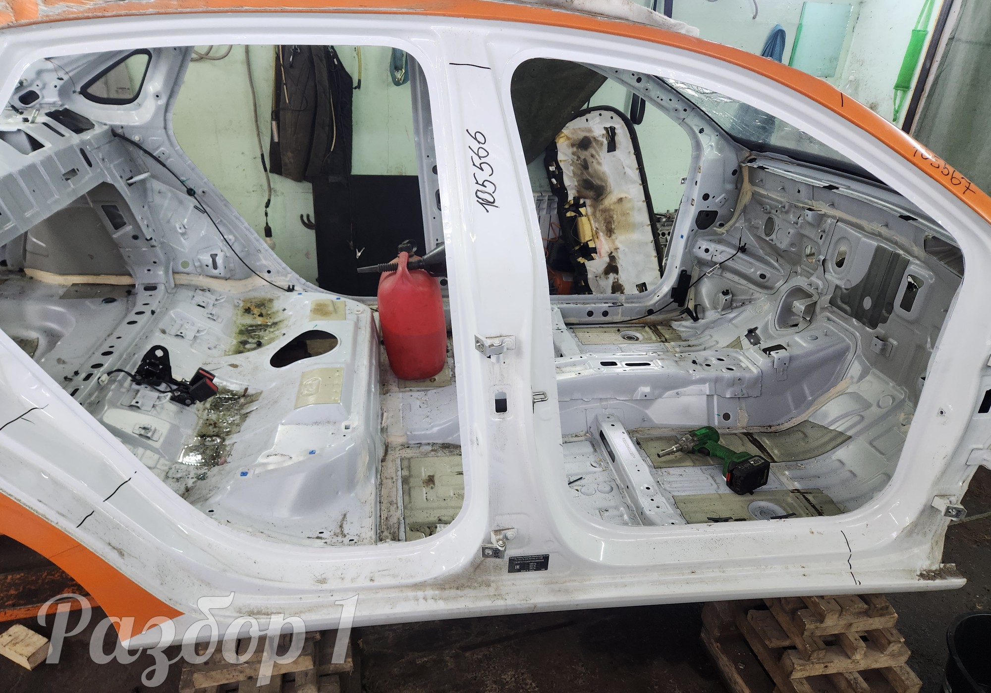 Порог с центральной стойкой правый для Geely Emgrand II (с 2021)