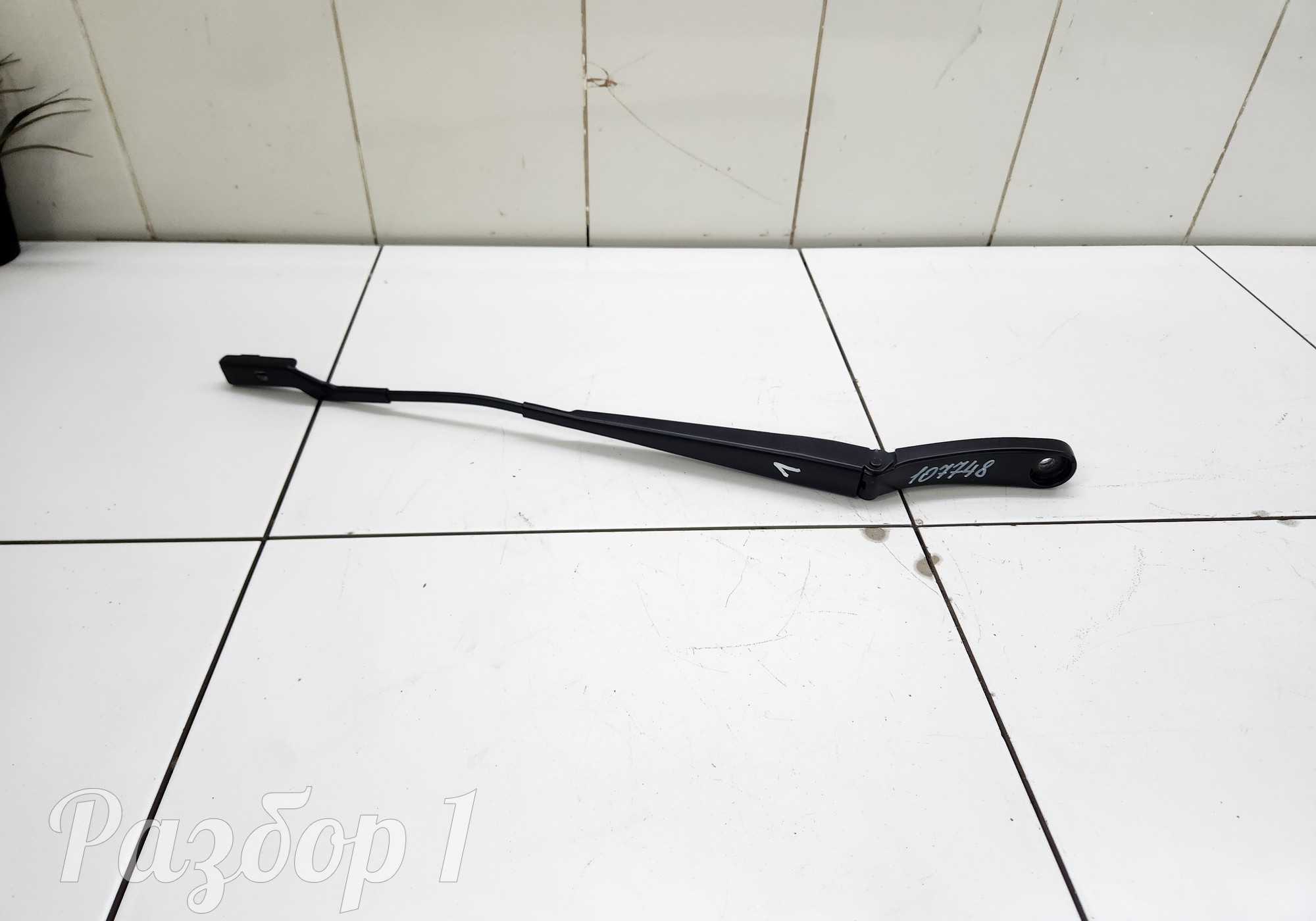 8892295449 Поводок стеклоочистителя левый для Geely Emgrand (SS11) (с 2021)
