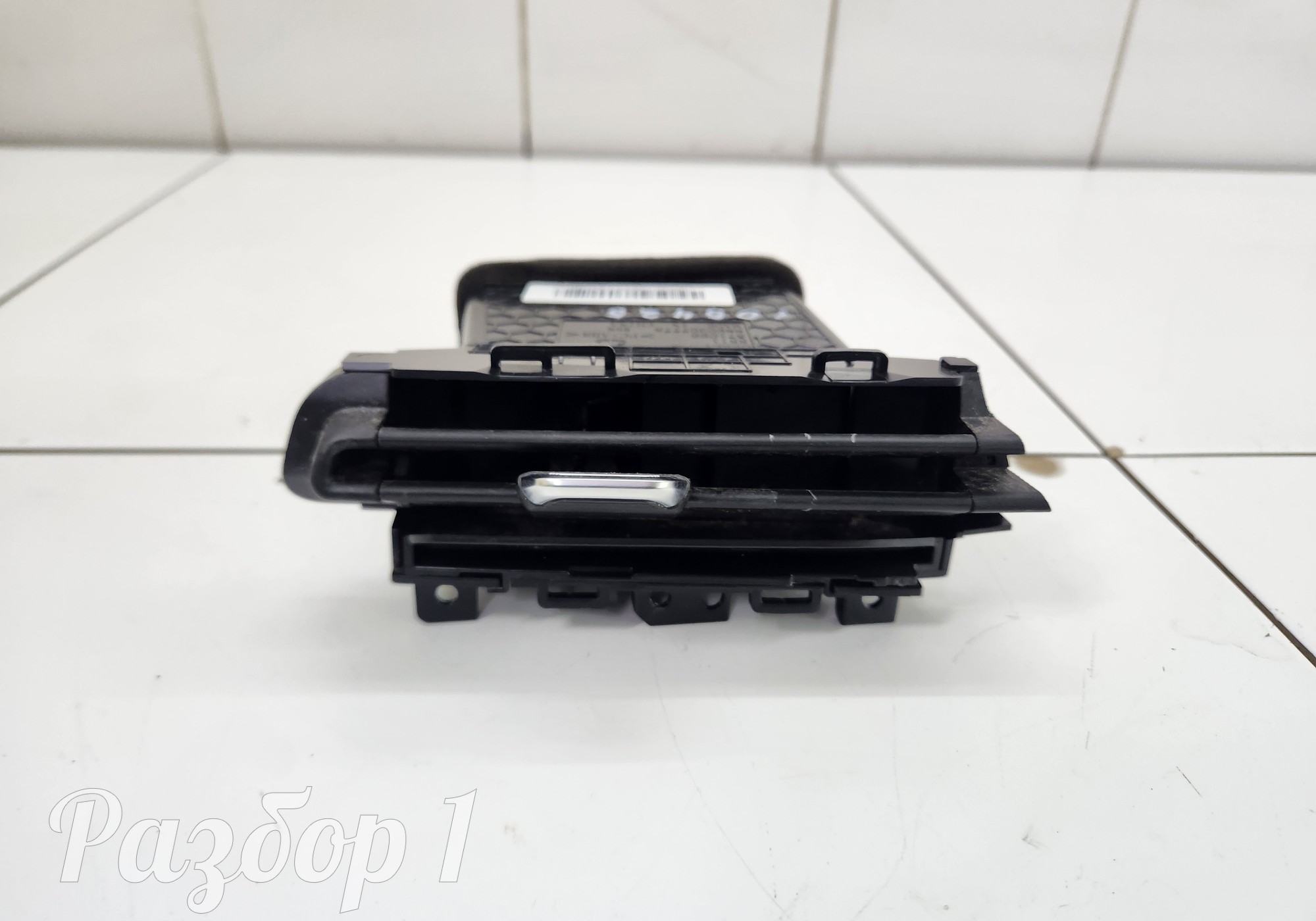 8890307778 Дефлектор воздушный левый для Geely Emgrand II (с 2021)