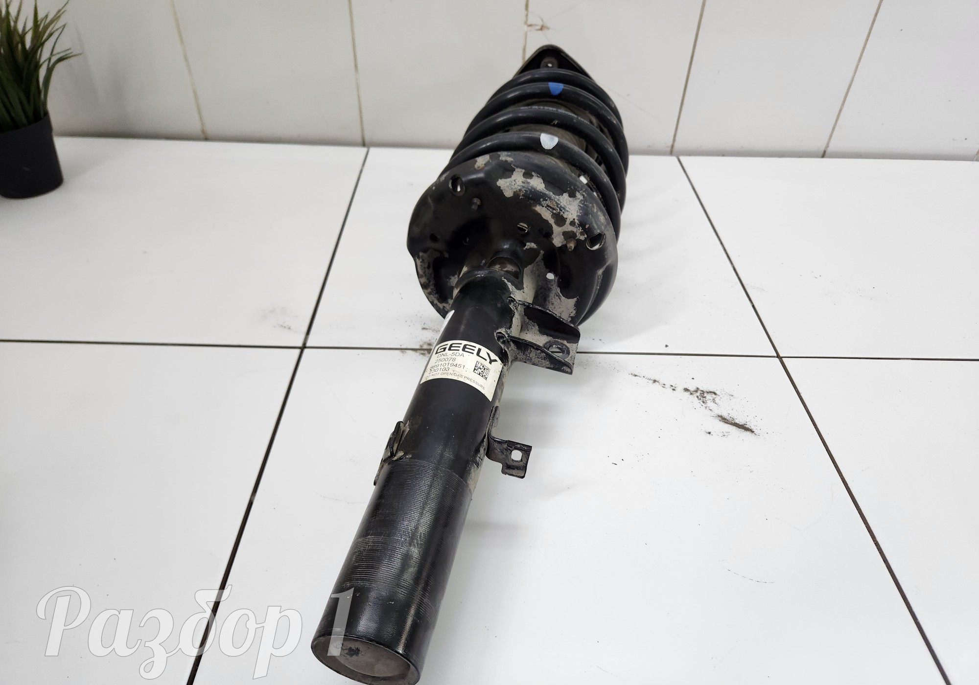 8891019451 Амортизатор передний левый в сборе для Geely Tugella (с 2019)