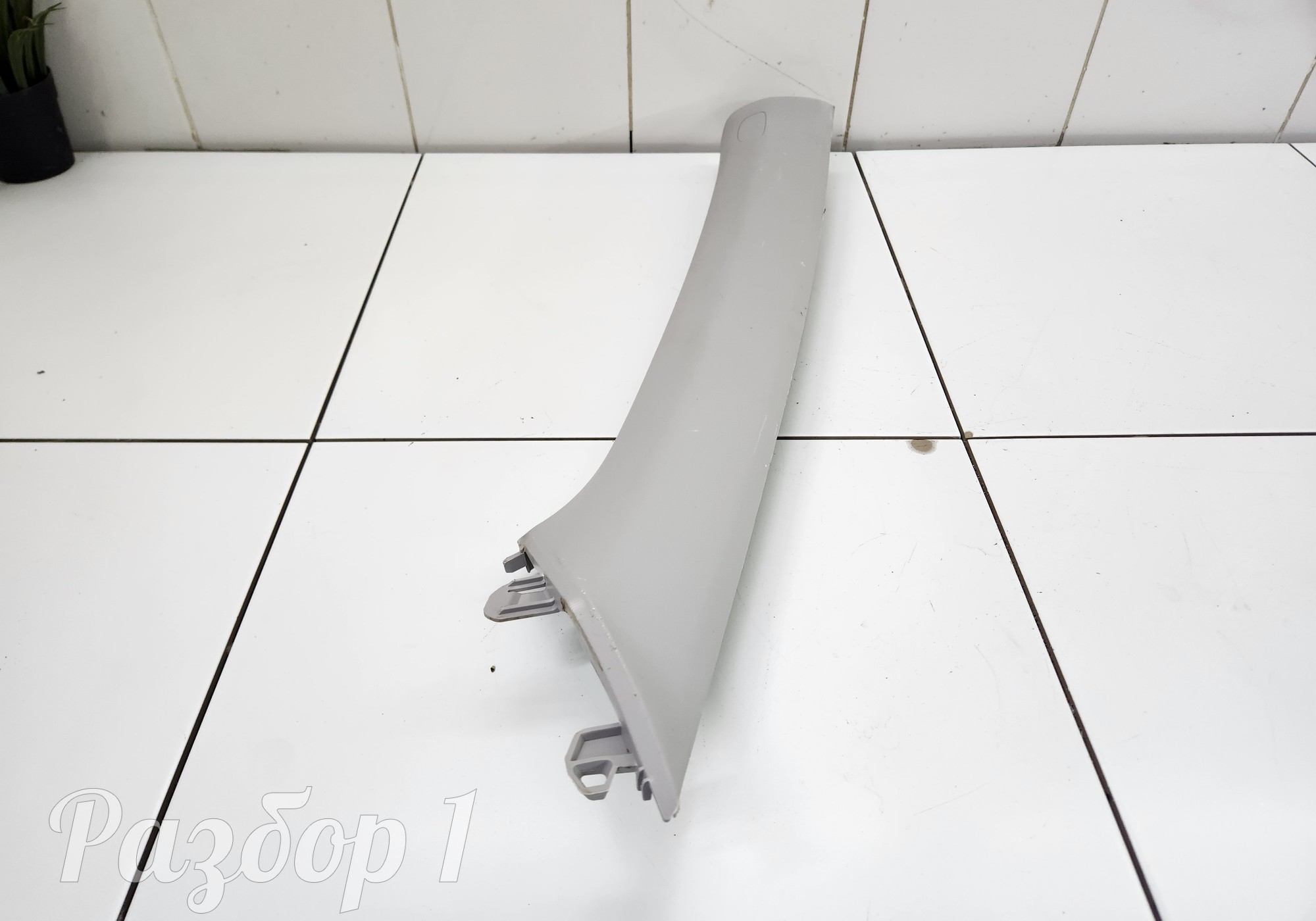 8889529759 Обшивка стойки передней левой для Geely Emgrand II (с 2021)