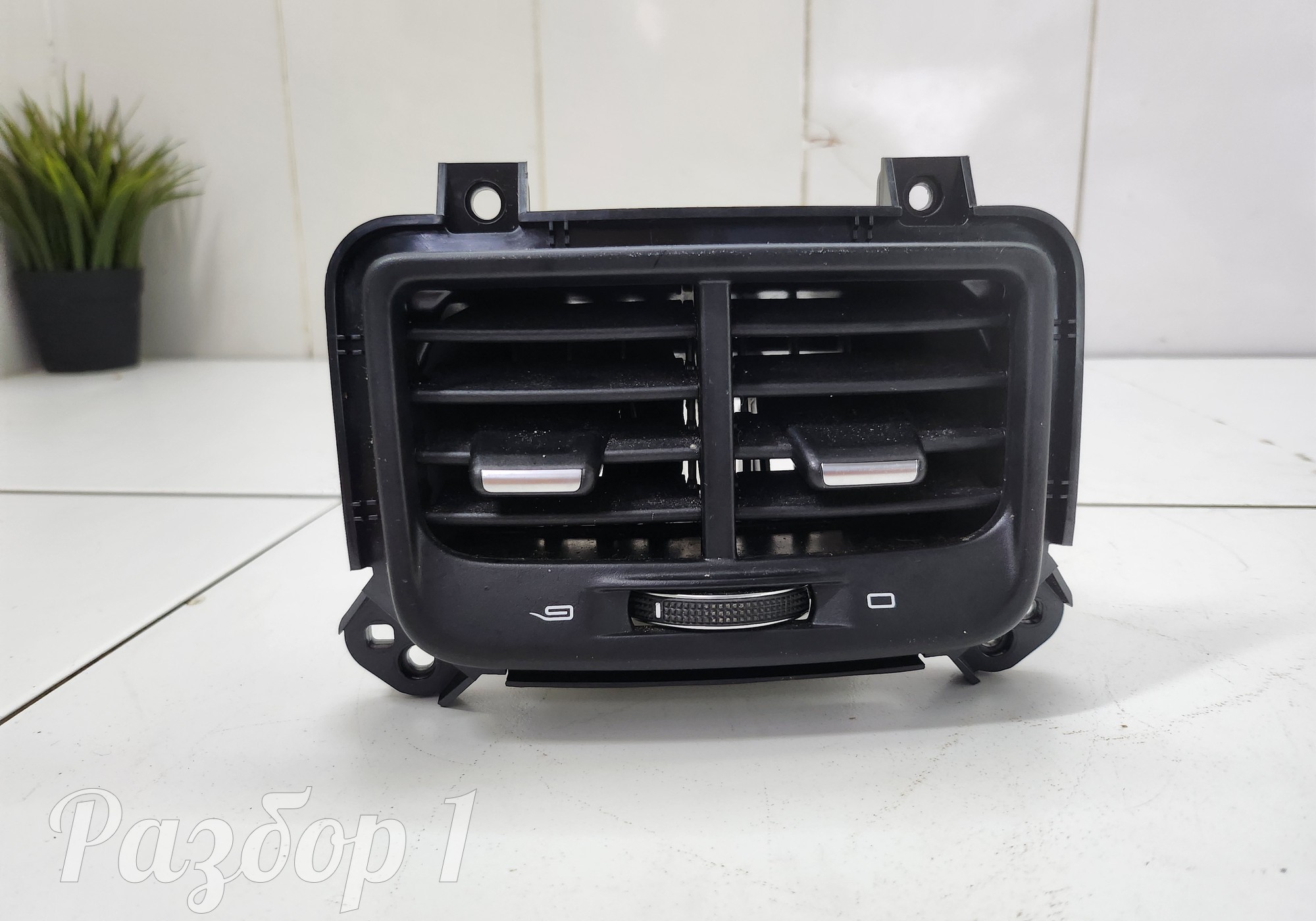 889398997 Дефлектор воздушный консоли для Geely Tugella (с 2019)
