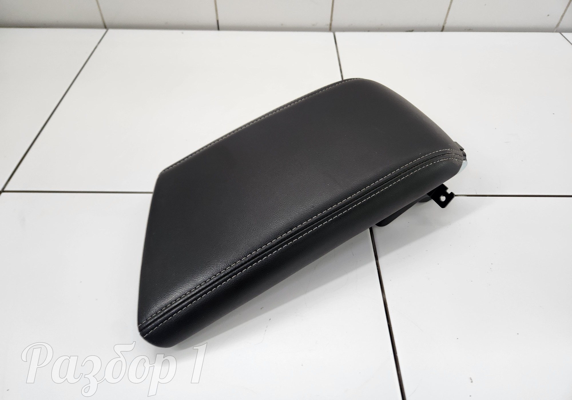 8890082235 Подлокотник для Geely Emgrand (SS11) (с 2021)