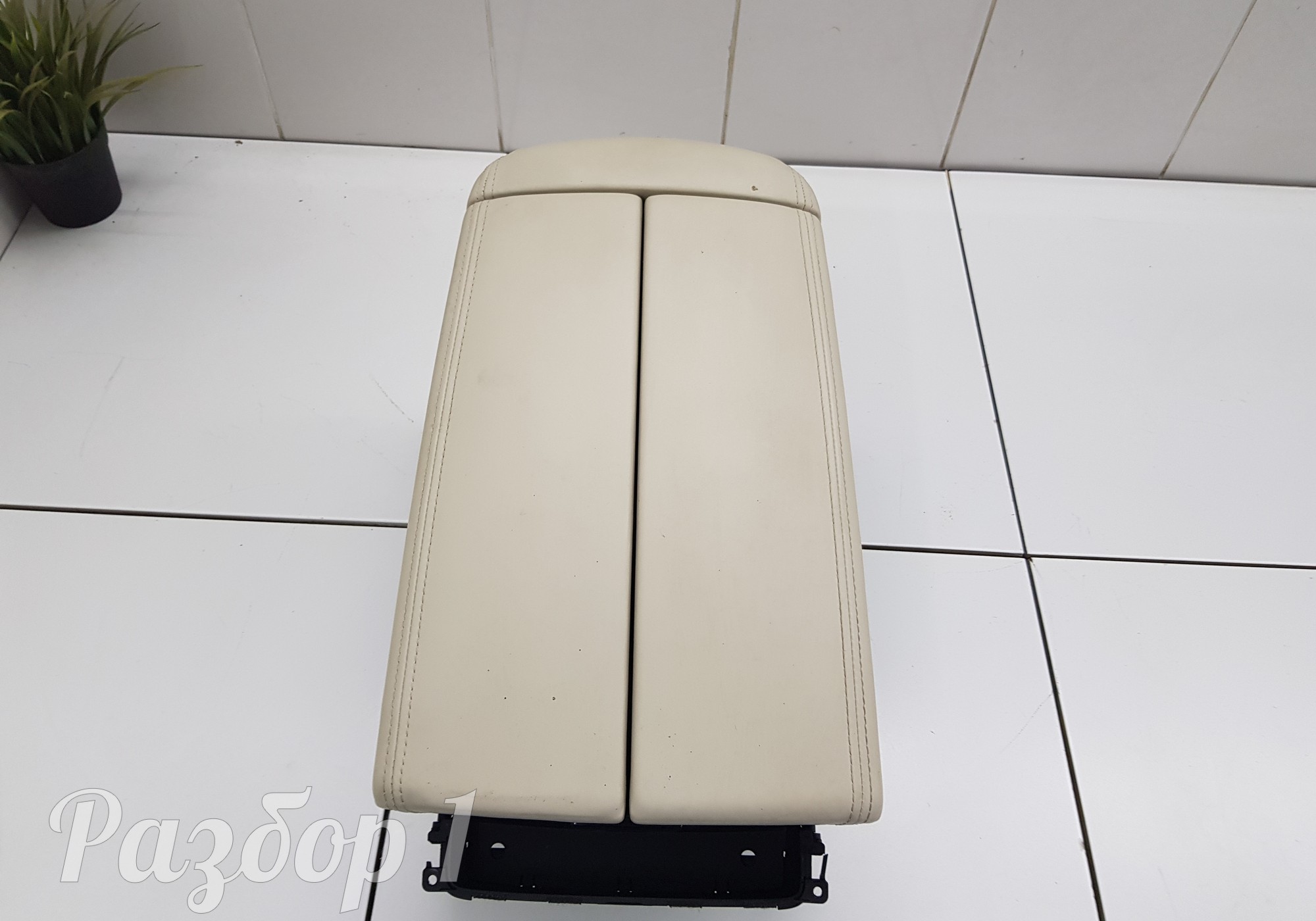 84660B1BA0 Подлокотник для Genesis G80 I (с 2016 по 2020)