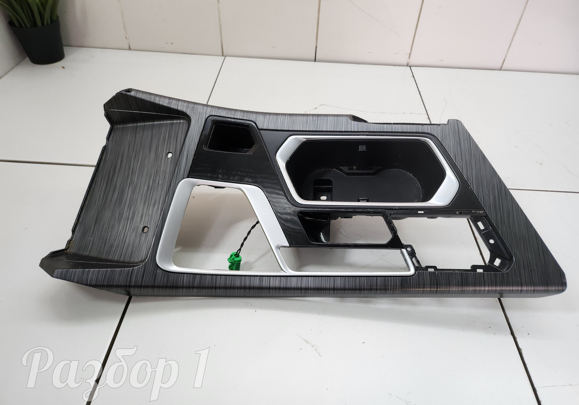6600115200 Накладка центральной консоли для Geely Tugella (с 2019)