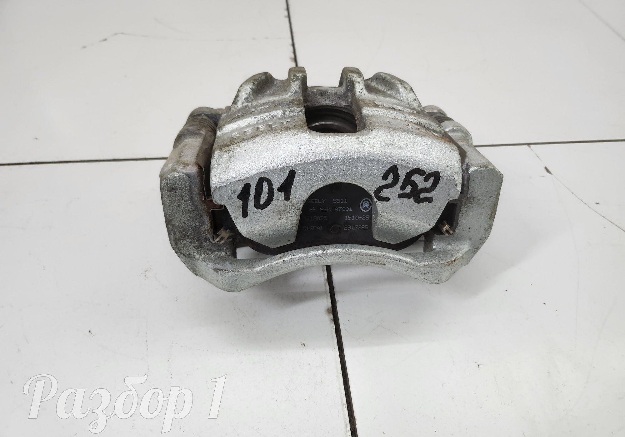 4048093300 Суппорт передний левый для Geely Emgrand (SS11) (с 2021)