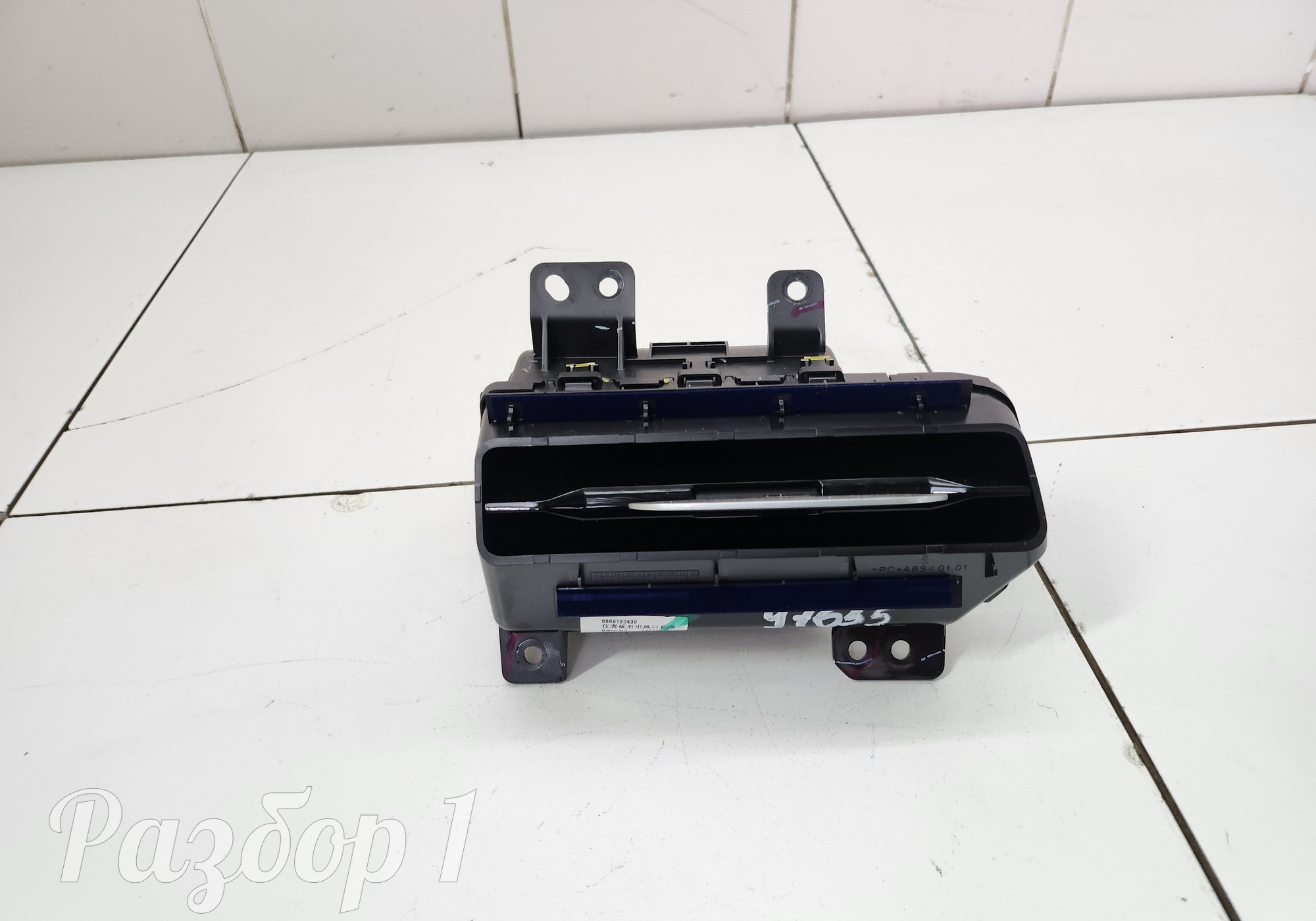 8889182439 Дефлектор воздушный правый для Geely Monjaro (с 2021)