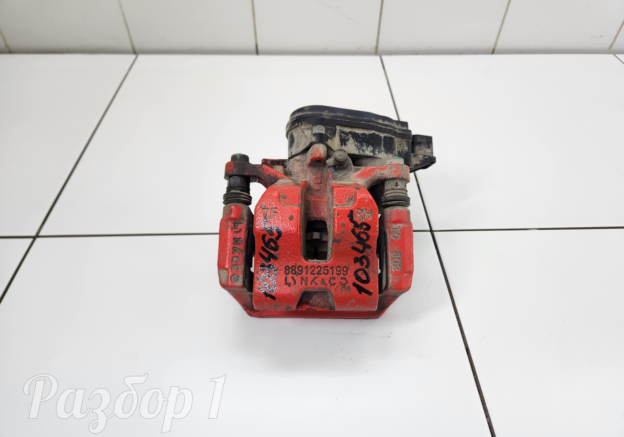 8891225199 Суппорт задний правый для Geely Tugella (с 2019)