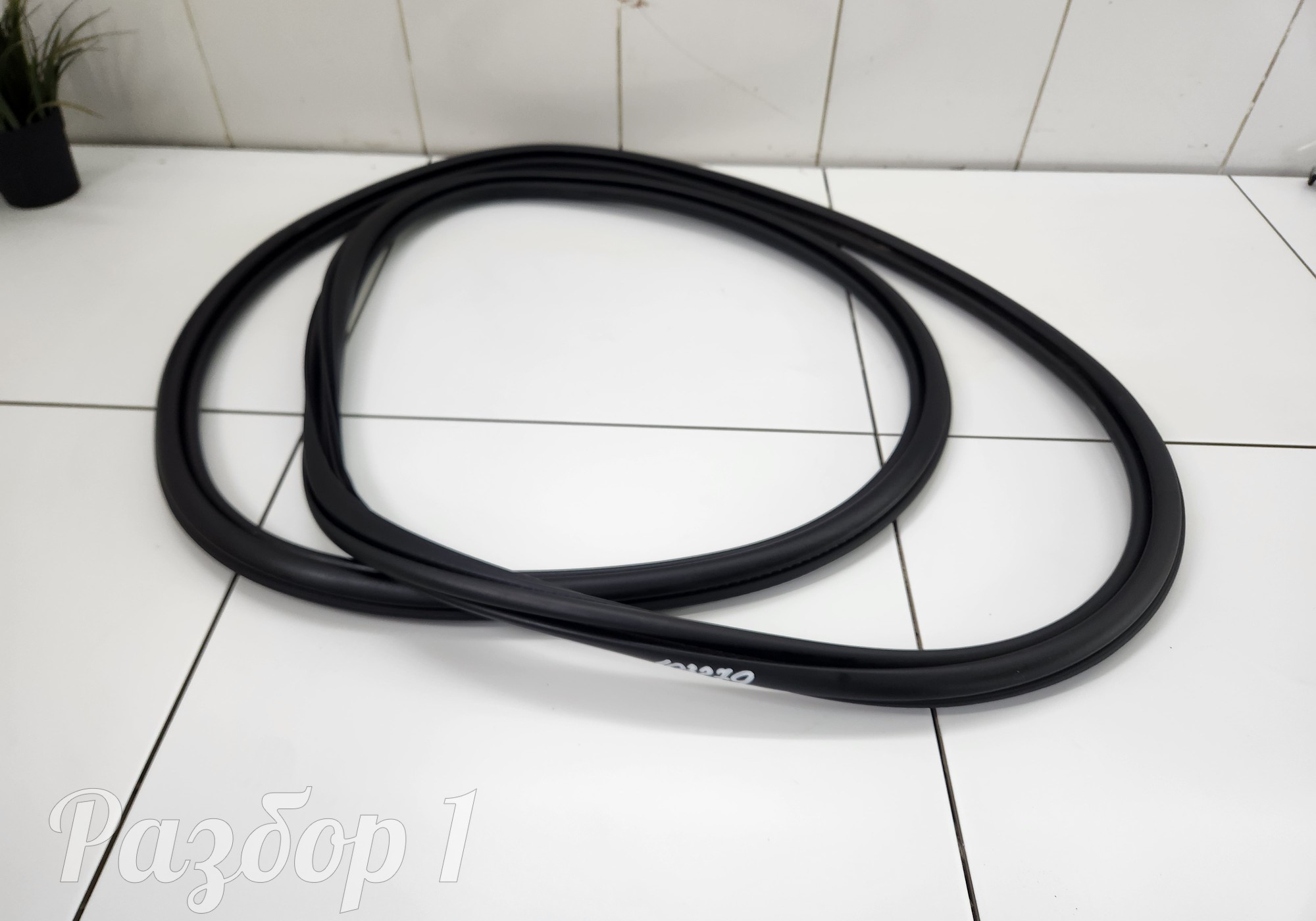 Уплотнитель проема передней правой двери для Geely Tugella (с 2019)