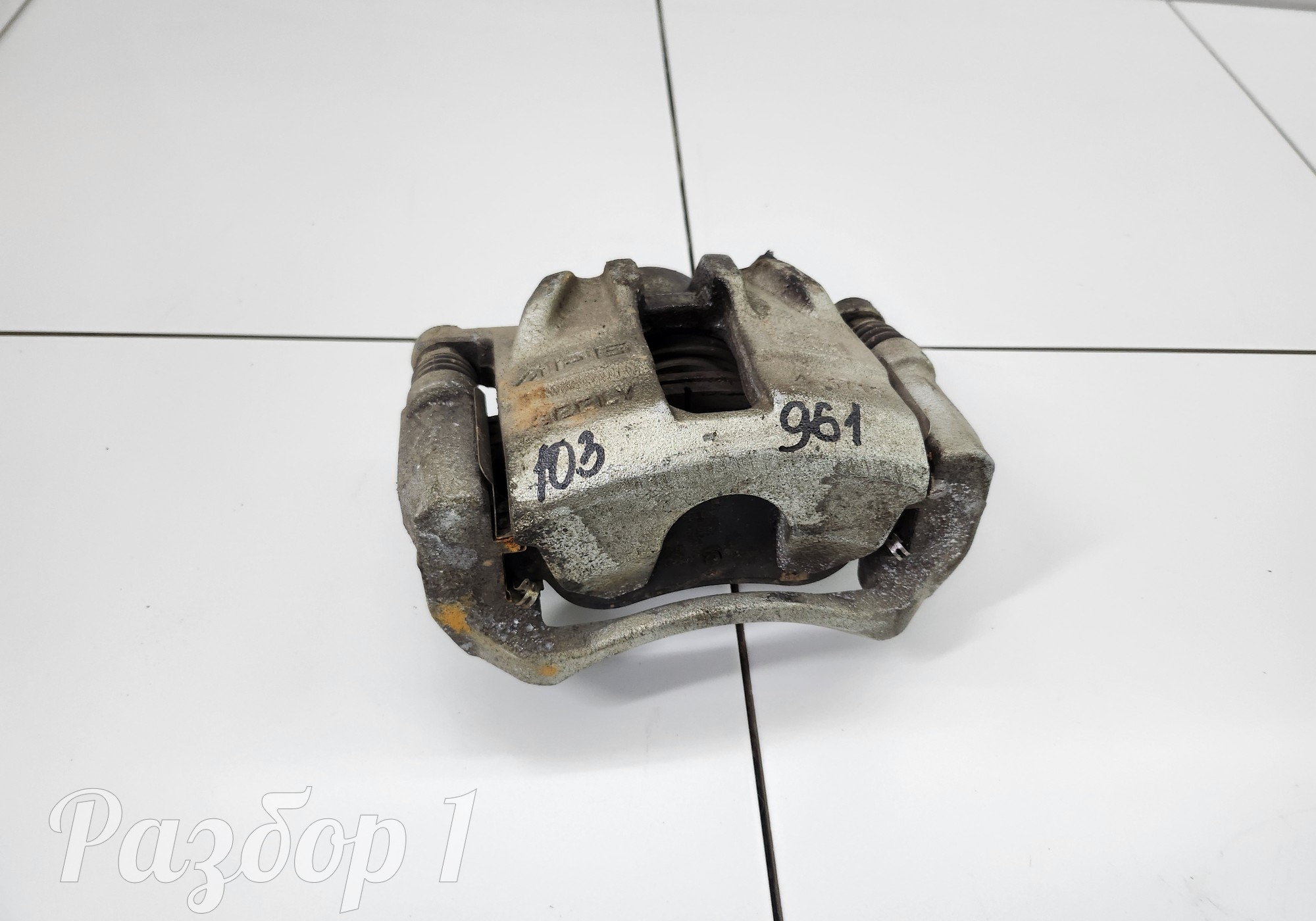 Суппорт передний левый для Geely Emgrand (SS11) (с 2021)