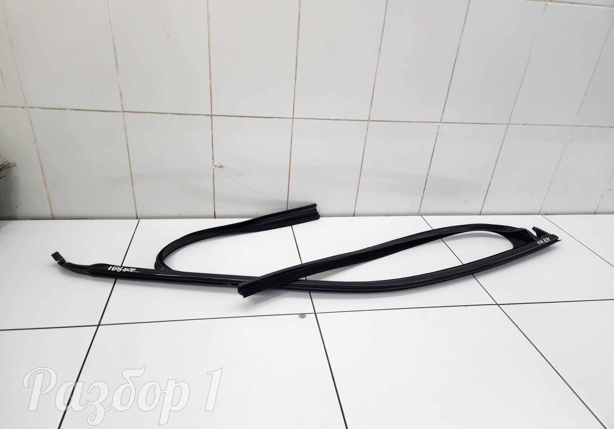 Уплотнитель стекла передней правой двери для Geely Tugella (с 2019)