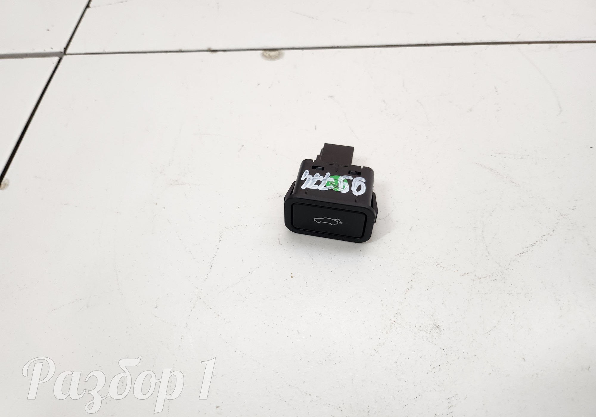 6600001039W17 Кнопка открывания багажника для Geely Tugella (с 2019)