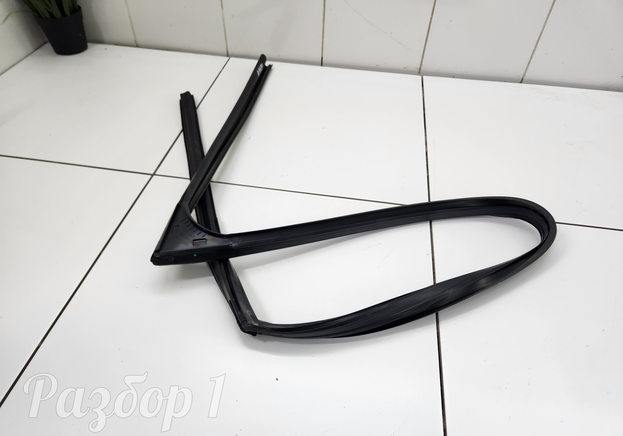 8889519948 Уплотнитель стекла передней правой двери для Geely Emgrand (SS11) (с 2021)