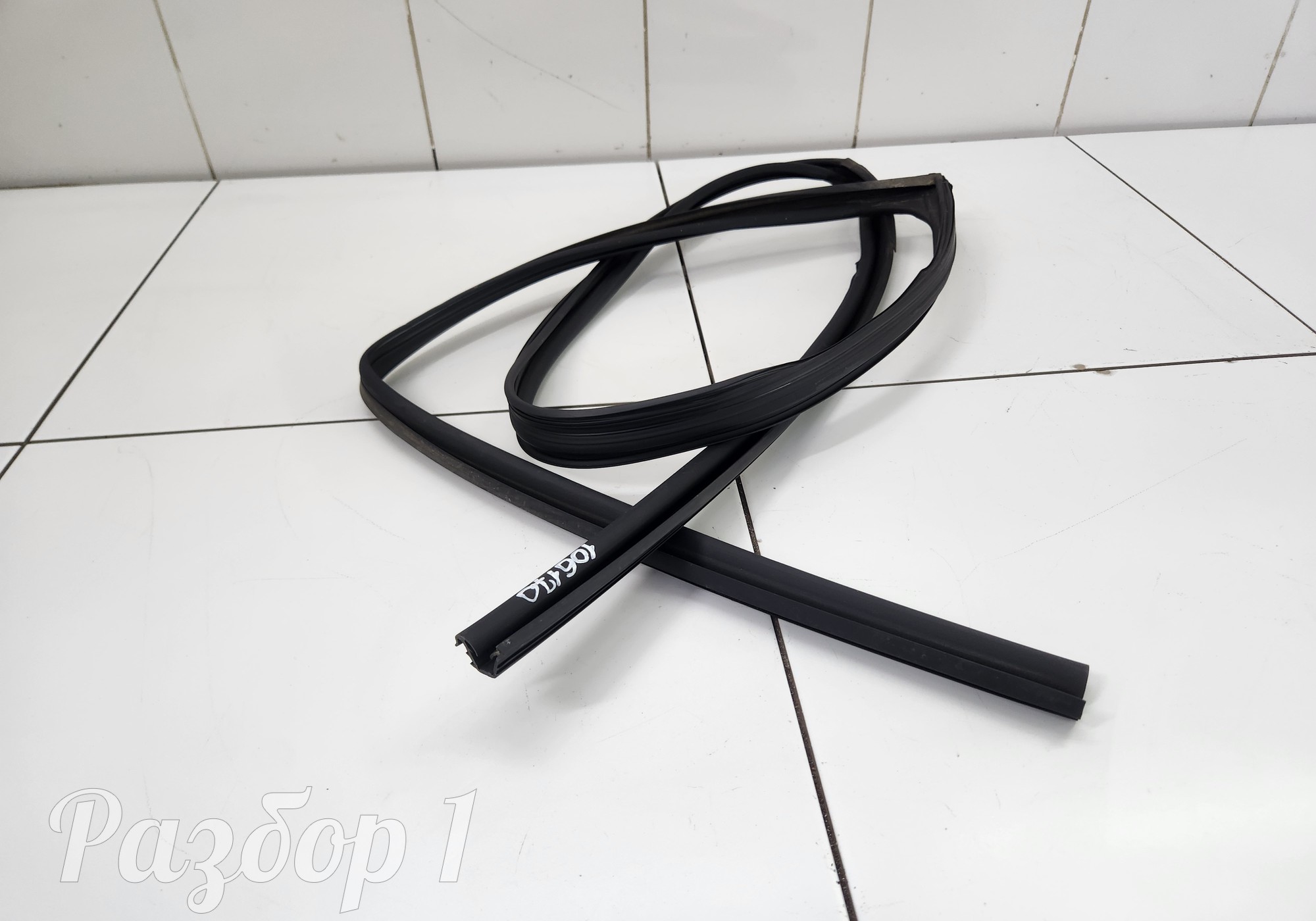 Уплотнитель стекла передней правой двери для Geely Atlas Pro (с 2021)