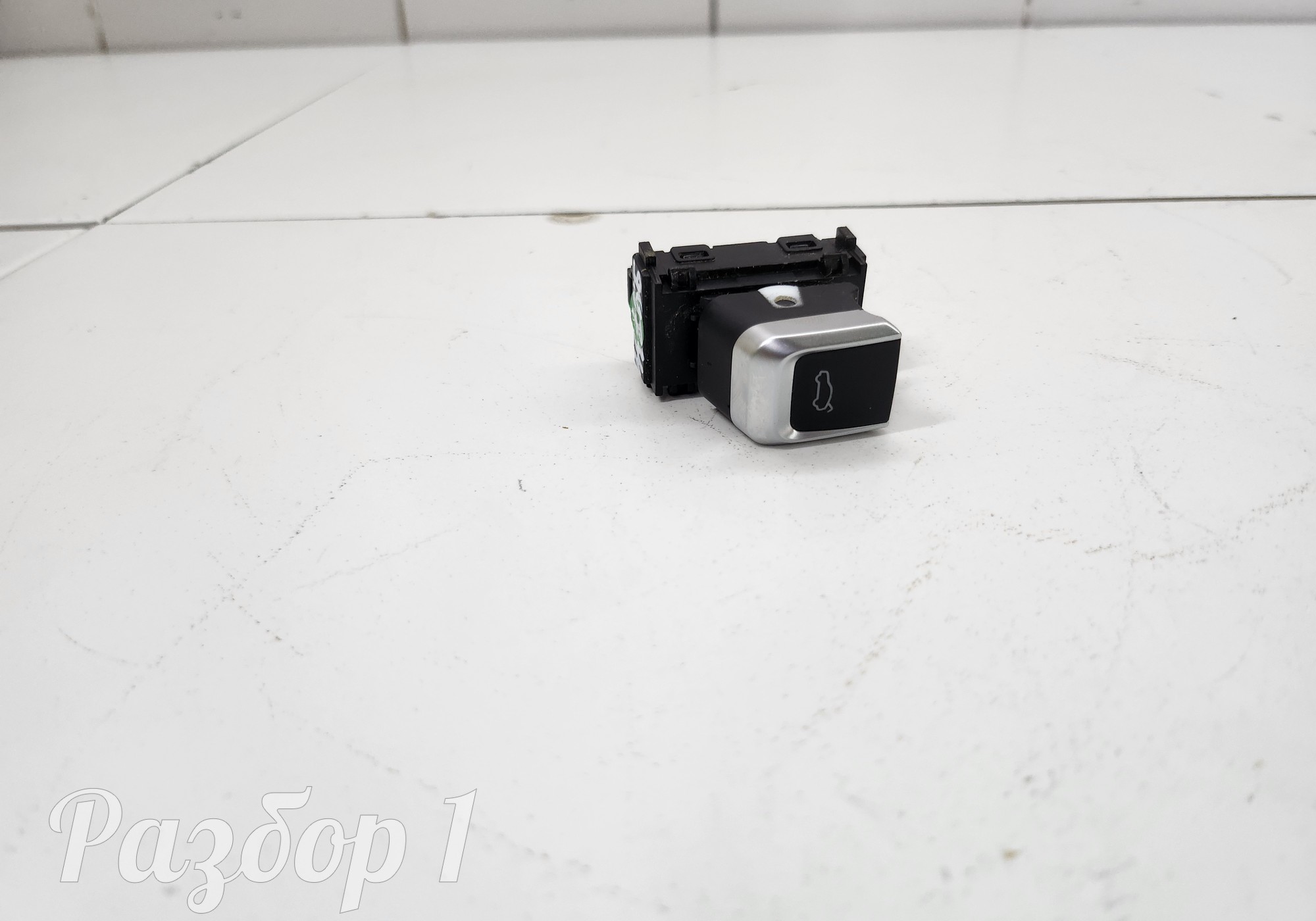 6600001038 Кнопка открывания багажника для Geely Tugella (с 2019)