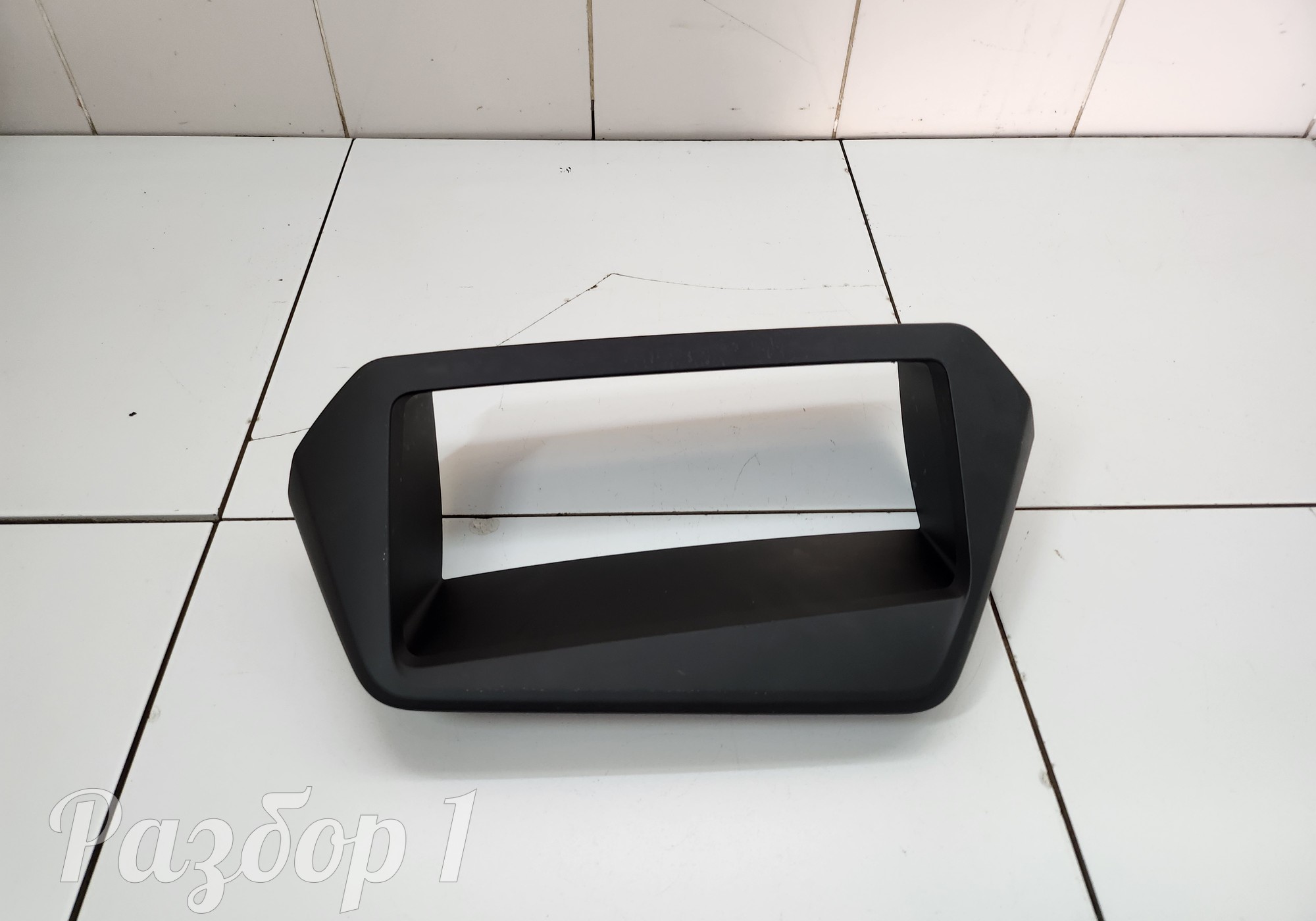 8889809225B01 Накладка торпеды для Geely Monjaro (с 2021)