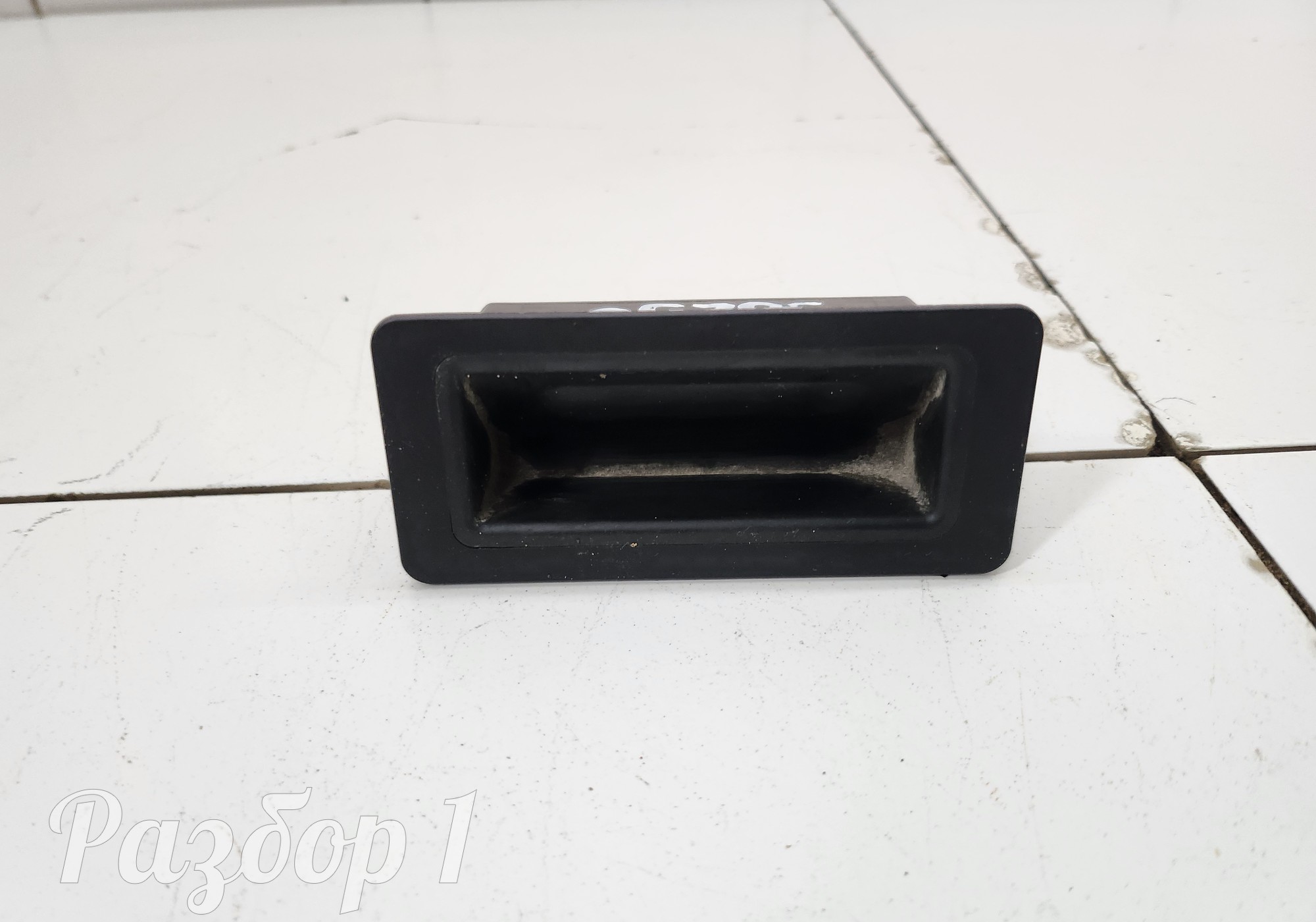 8892891051 Кнопка открывания багажника для Geely Atlas II (с 2023)