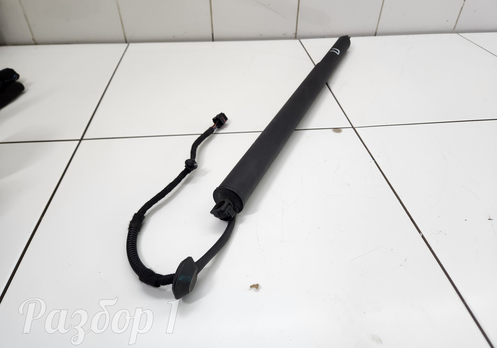 6600004885 Амортизатор багажника правый для Geely Tugella (с 2019)