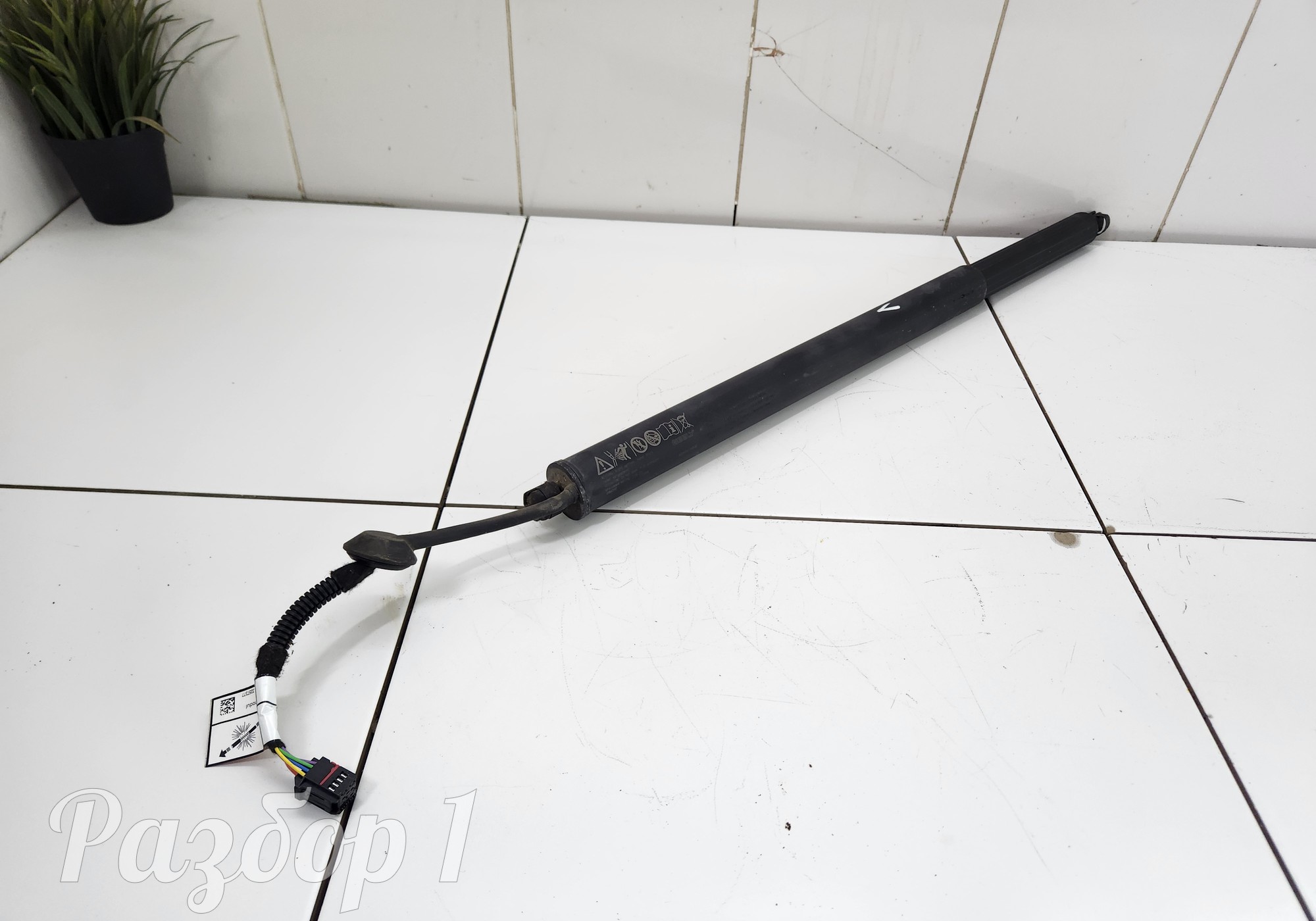 Амортизатор багажника левый для Geely Atlas Pro (с 2021)