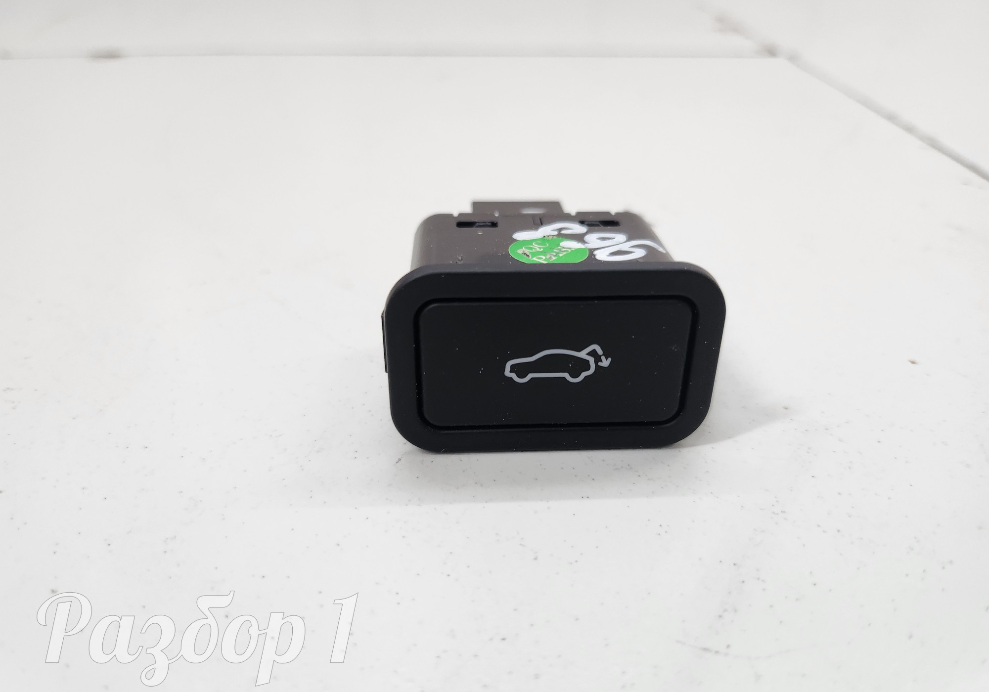6600001039W17 Кнопка открывания багажника для Geely Atlas Pro (с 2021)