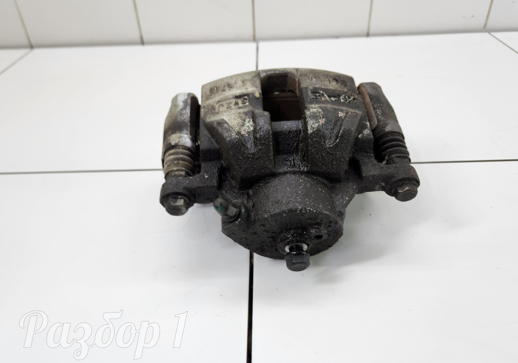 4048093300 Суппорт передний левый для Geely Emgrand (SS11) (с 2021)