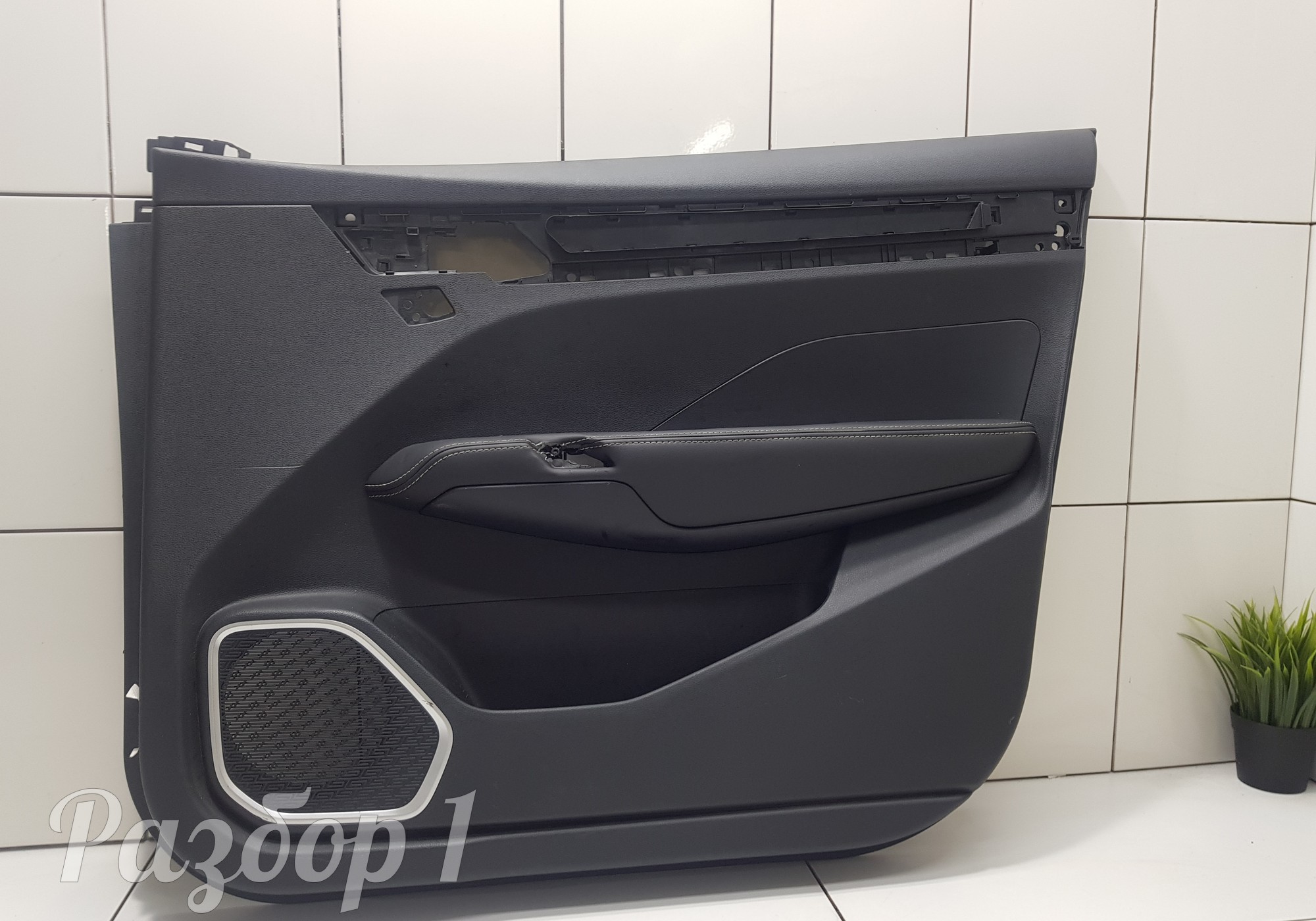 Обшивка двери правая передняя для Geely Coolray (с 2020)