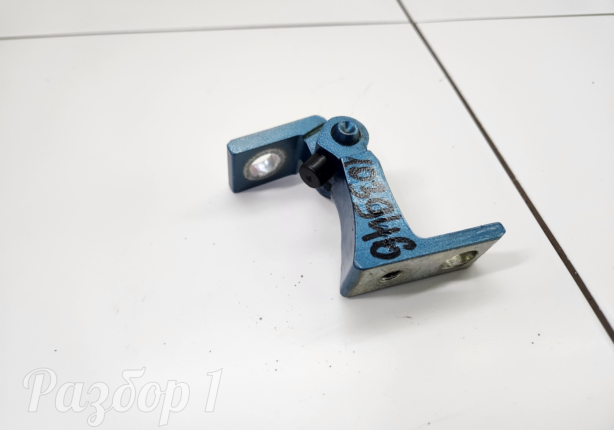 Петля двери передняя правая низ для Geely Emgrand (SS11) (с 2021)