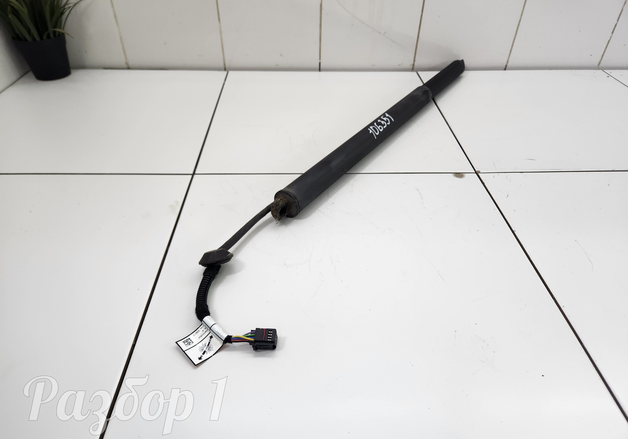 Амортизатор багажника правый для Geely Atlas Pro (с 2021)