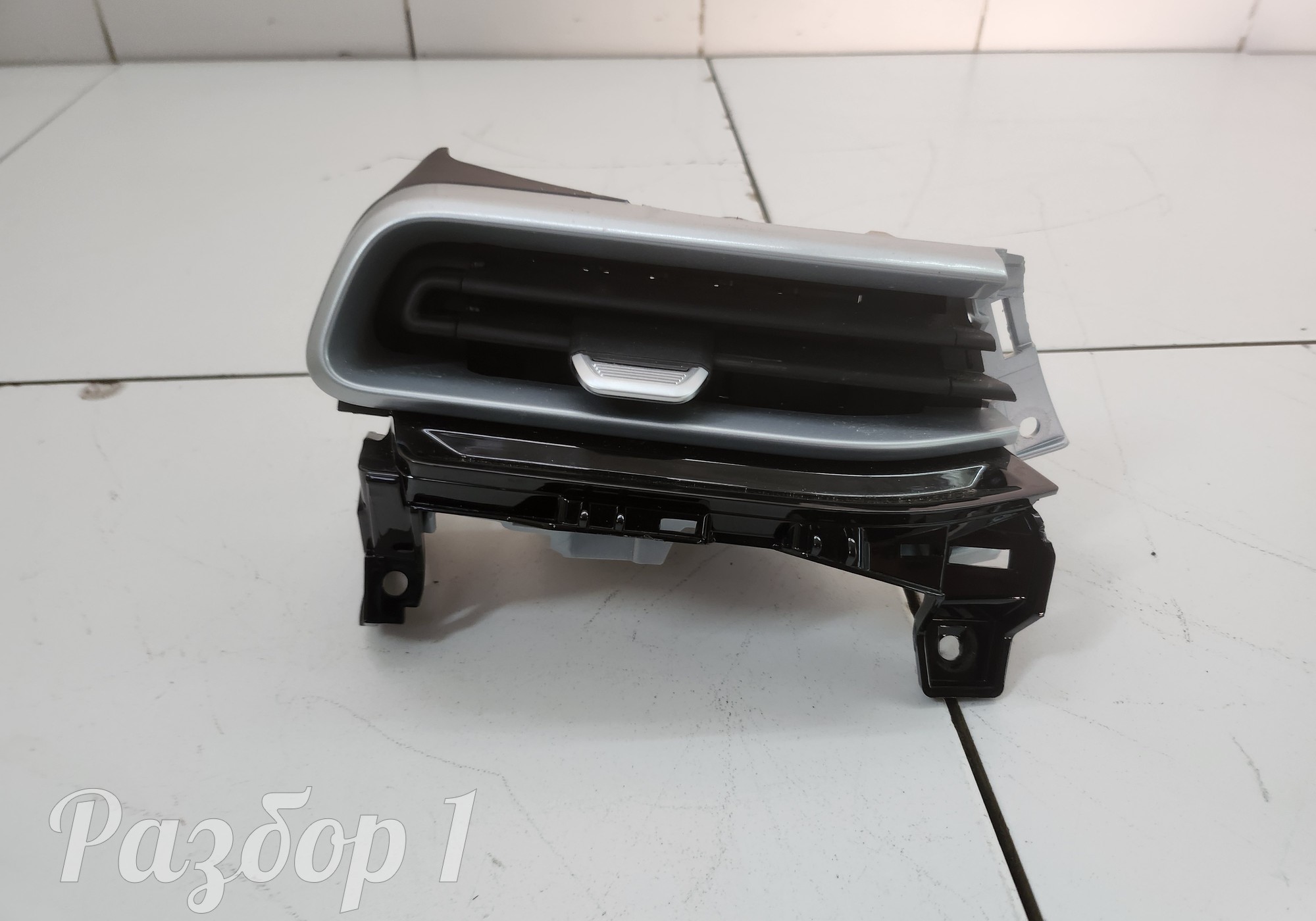 8890307778 Дефлектор воздушный левый для Geely Emgrand (SS11) (с 2021)