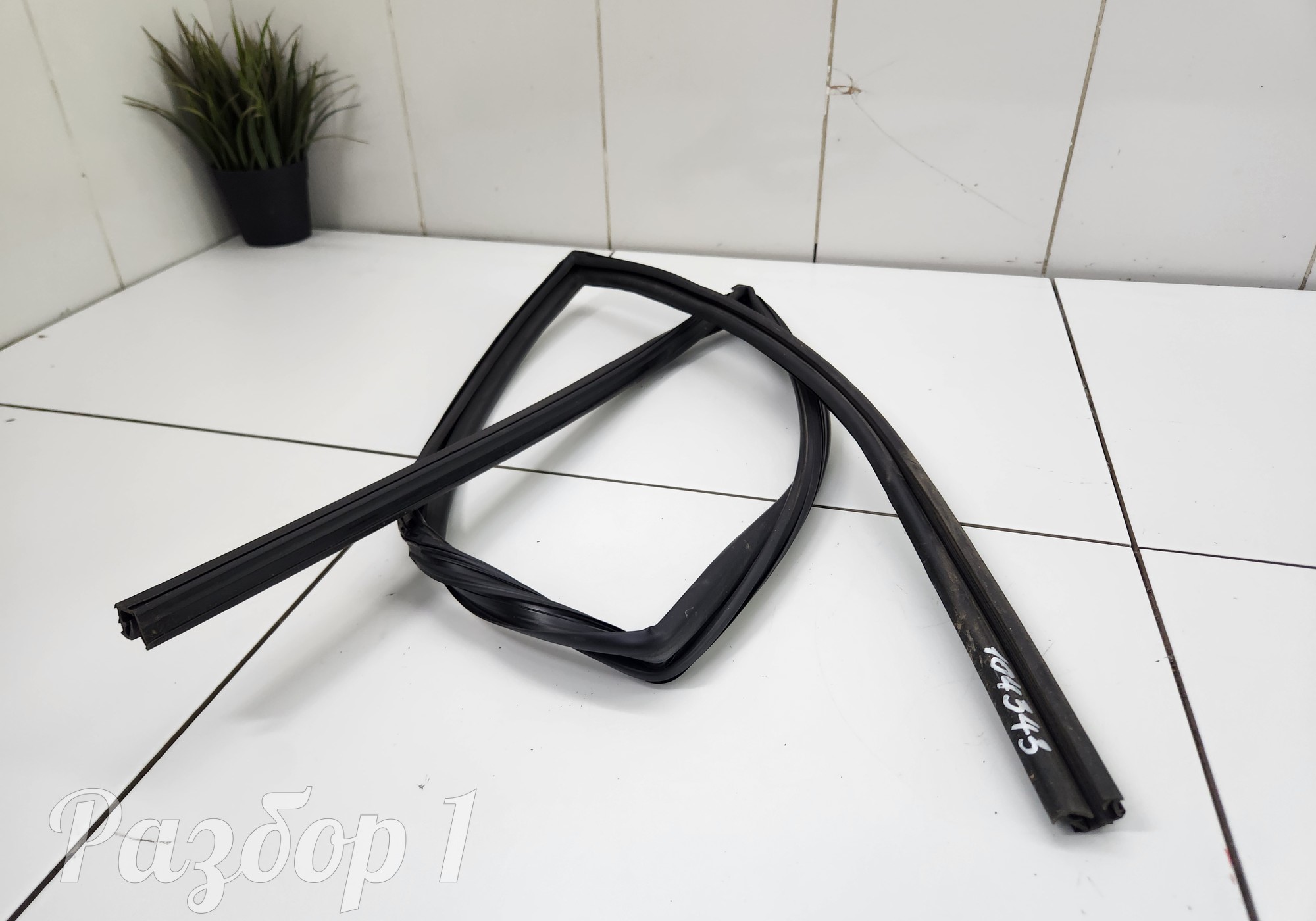 Уплотнитель стекла передней левой двери для Gac GS3 (с 2024)