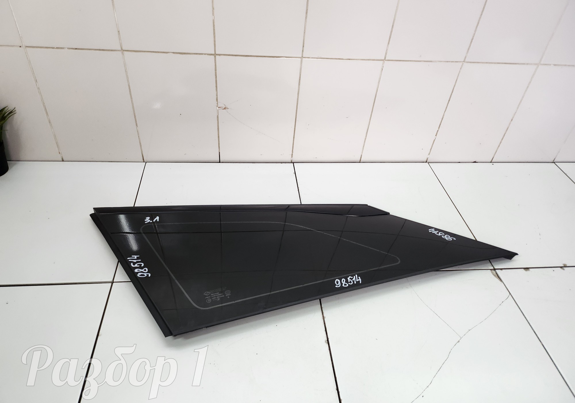 6608100252 Стекло кузовное левое для Geely Atlas II (с 2023)
