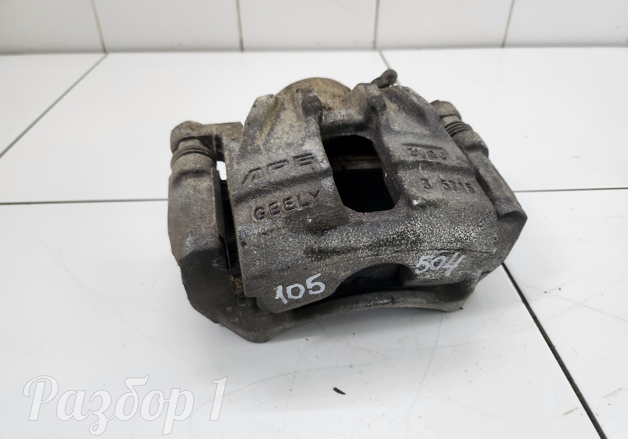 Суппорт передний левый для Geely Emgrand II (с 2021)