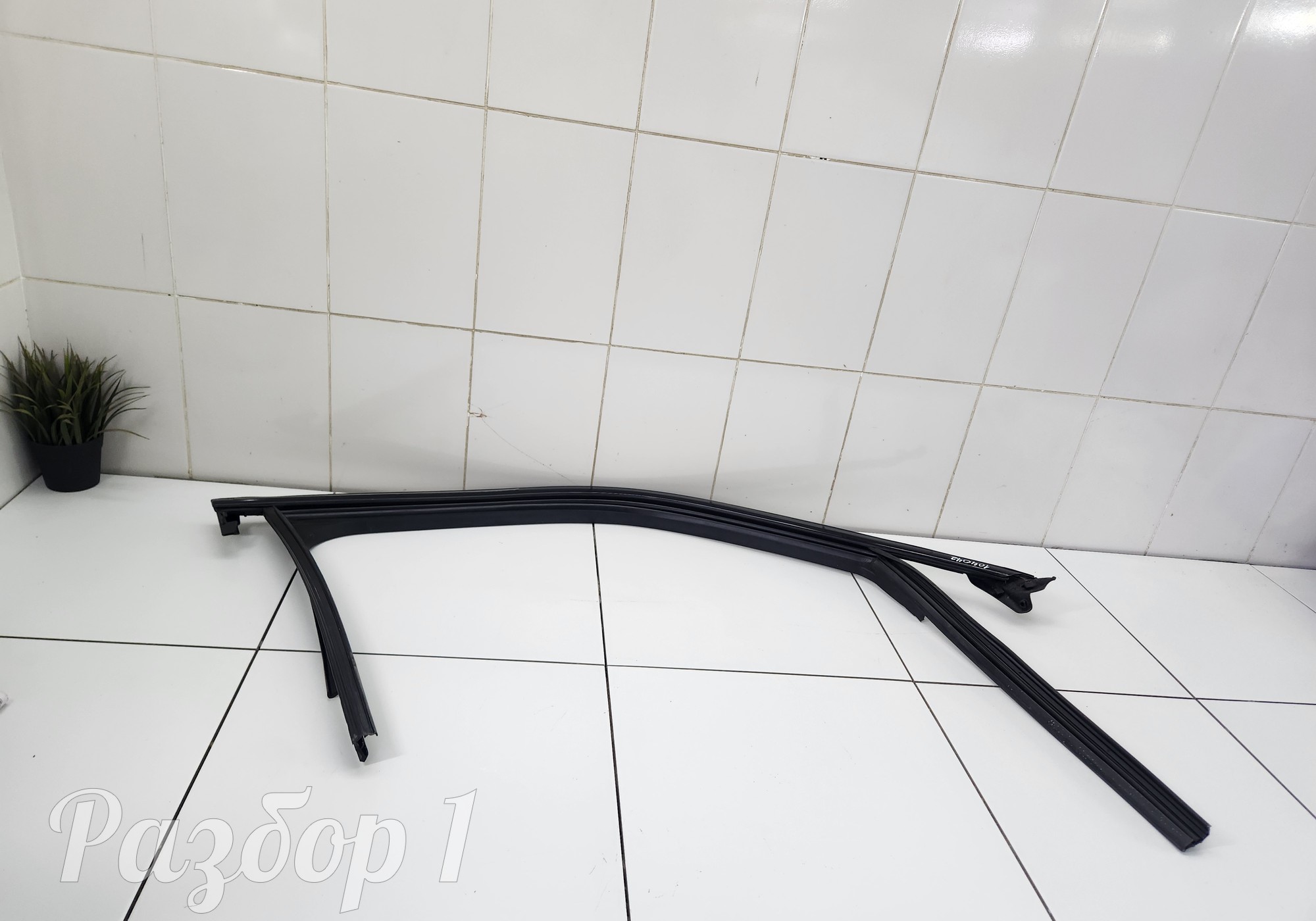 6107112XKJ20A Уплотнитель стекла передней правой двери для Haval H3 (с 2024)