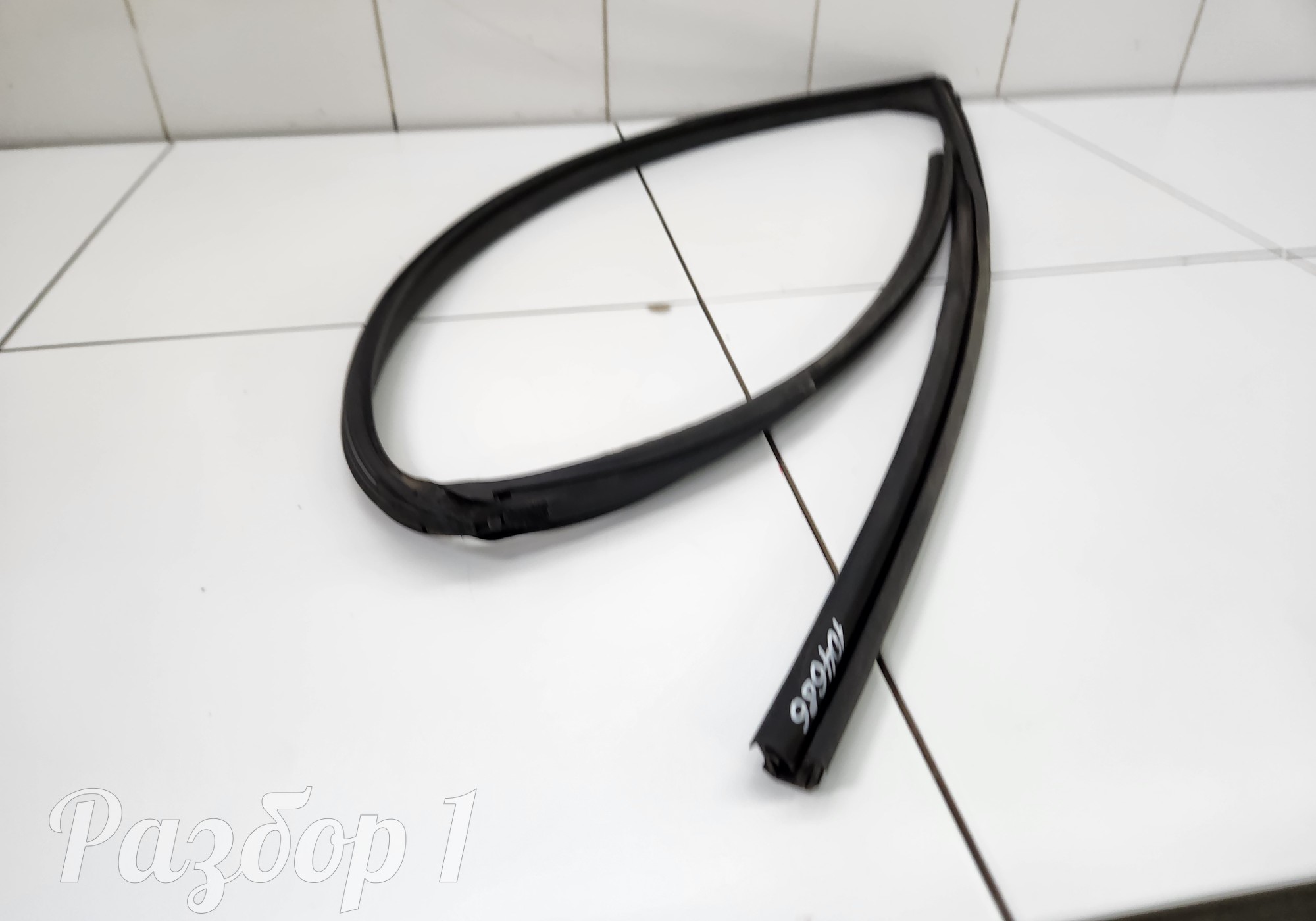 8890826949 Уплотнитель стекла передней левой двери для Geely Coolray (с 2020)