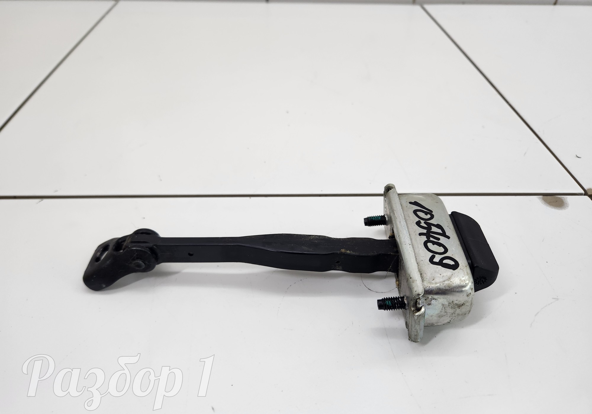 8889519263 Ограничитель двери задний левый для Geely Emgrand II (с 2021)