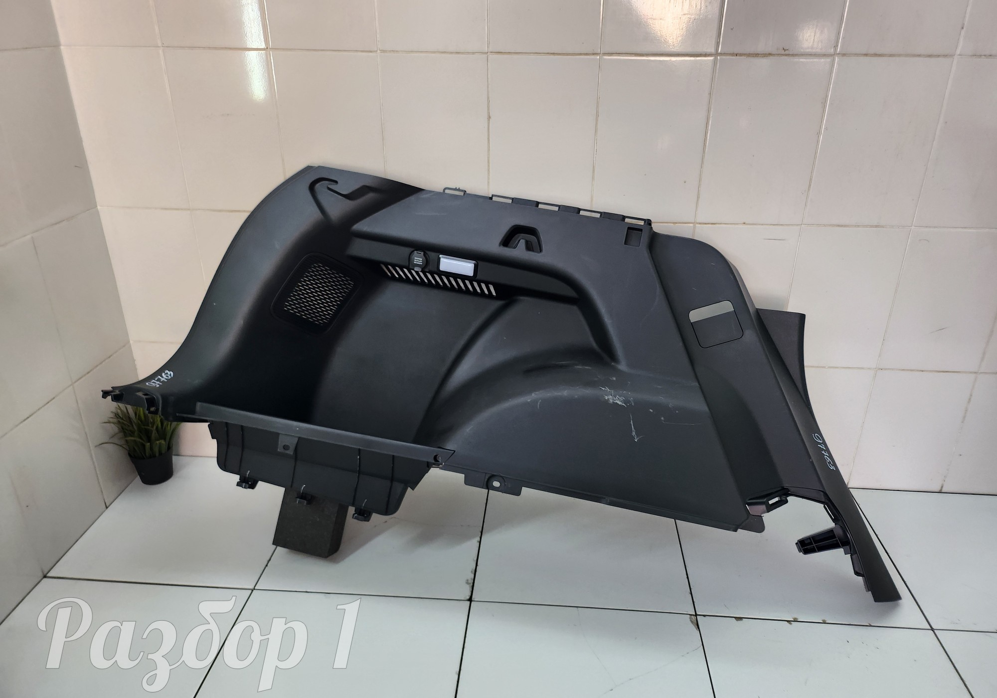 8891357694 Обшивка багажника левая для Geely Monjaro (с 2021)