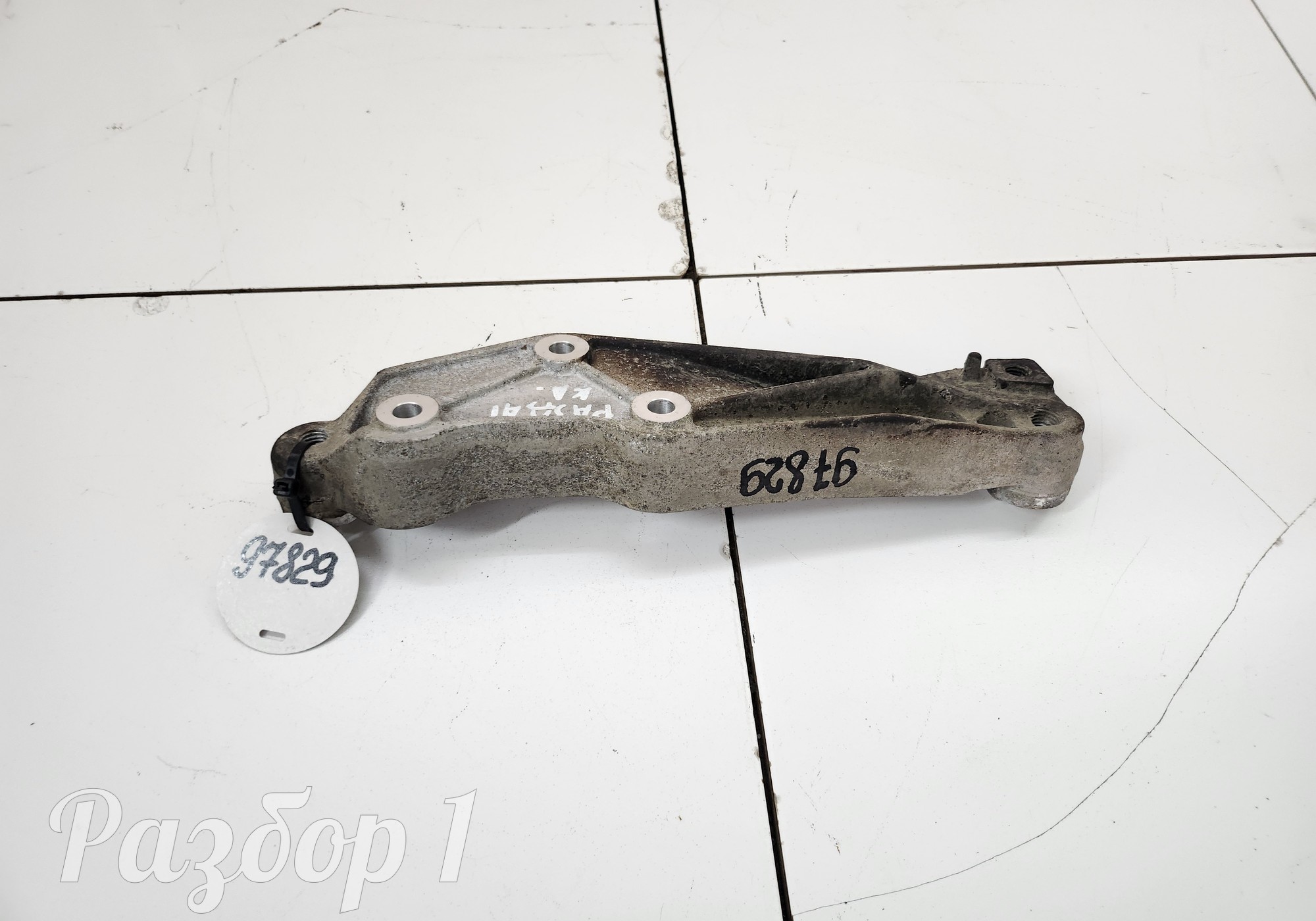 8888463403 Кронштейн редуктора заднего моста для Geely Monjaro (с 2021)