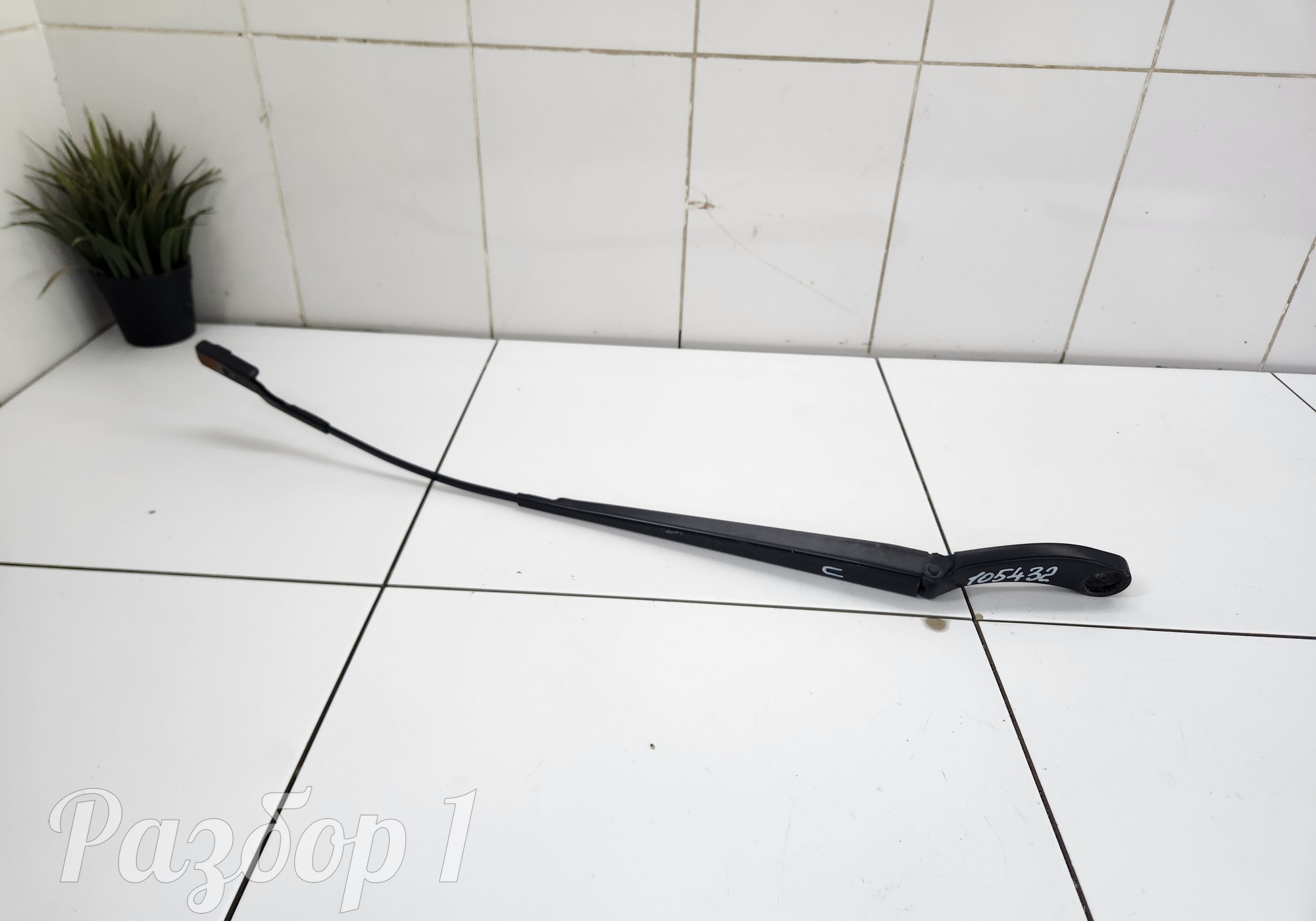 8892295453 Поводок стеклоочистителя правый для Geely Emgrand II (с 2021)