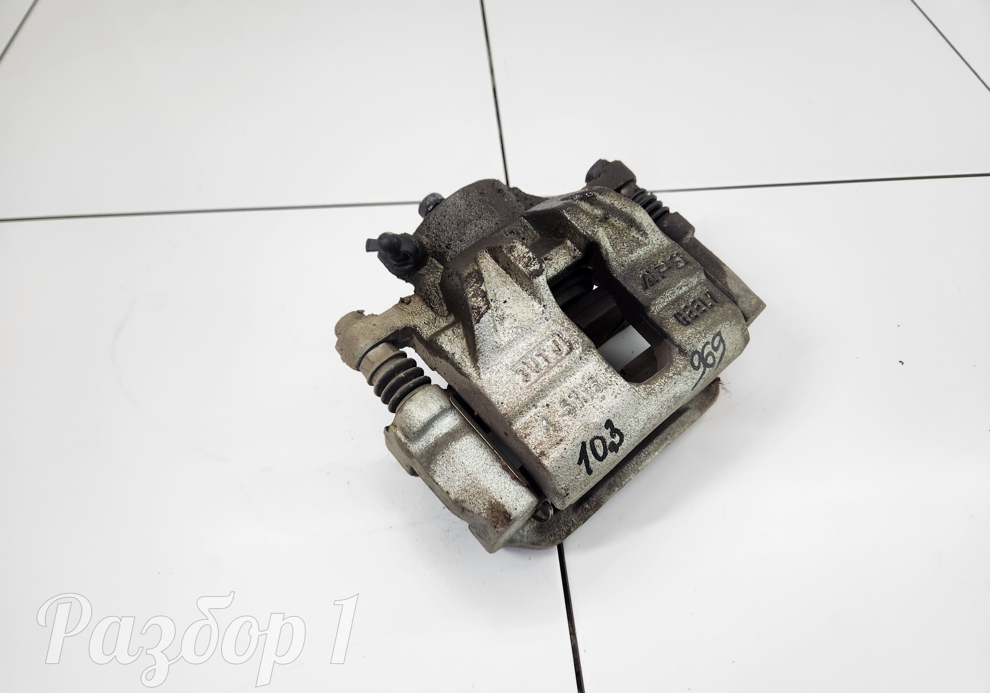 Суппорт передний правый для Geely Emgrand (SS11) (с 2021)